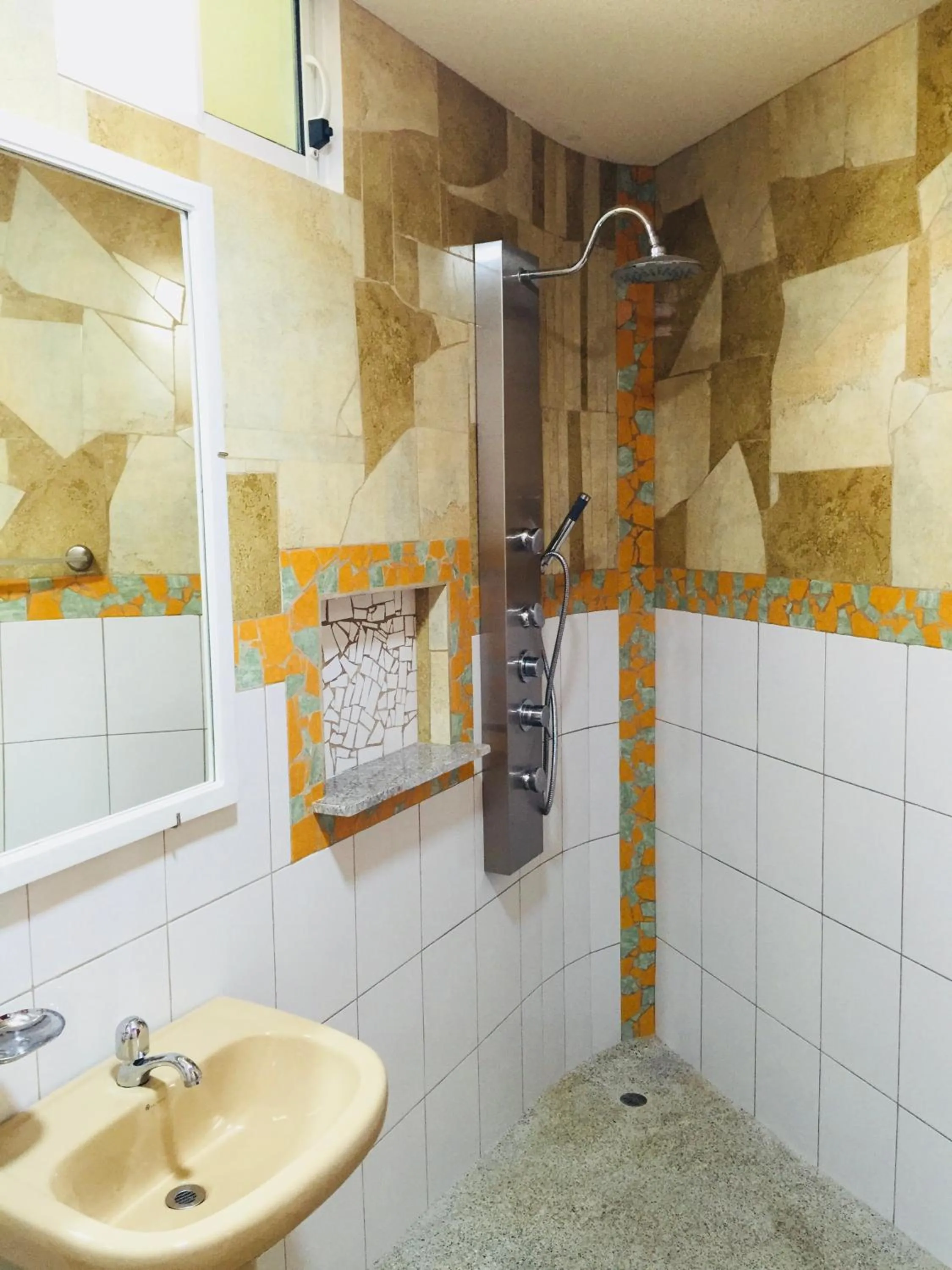 Shower in Eco Hotel Katarma