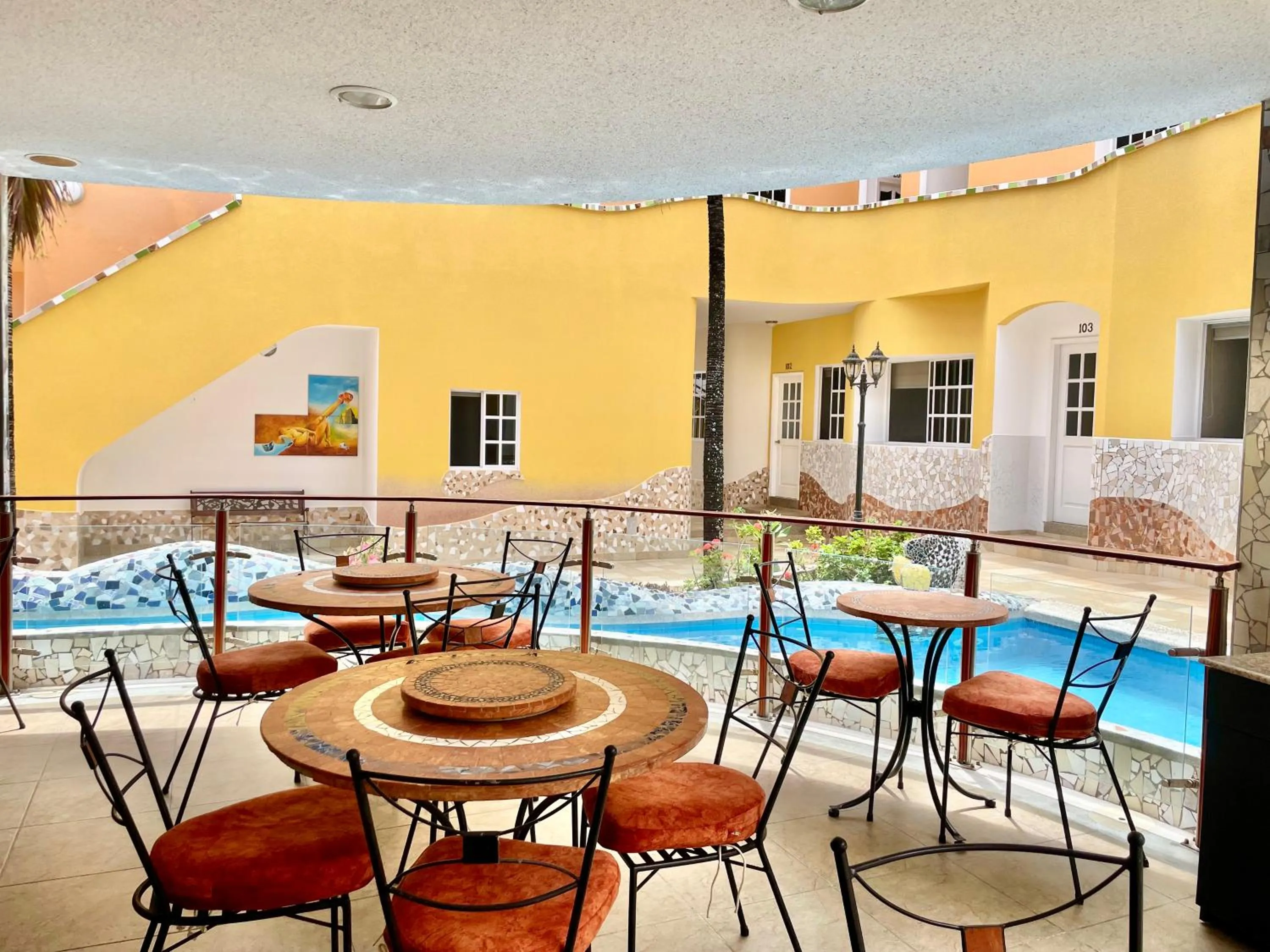 Restaurant/places to eat in Eco Hotel Katarma