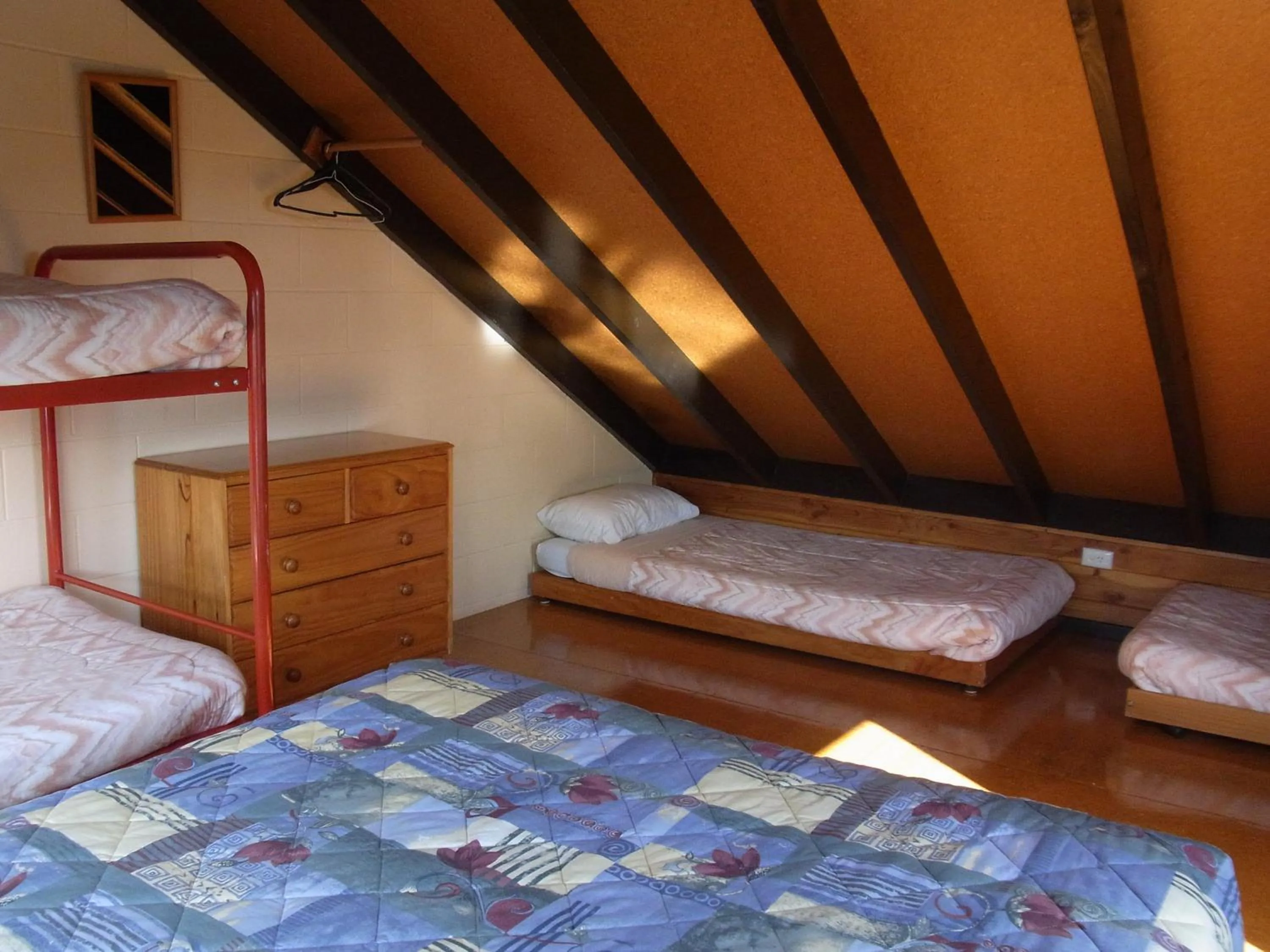 Photo of the whole room, Bed in Ossies Motels and Chalets