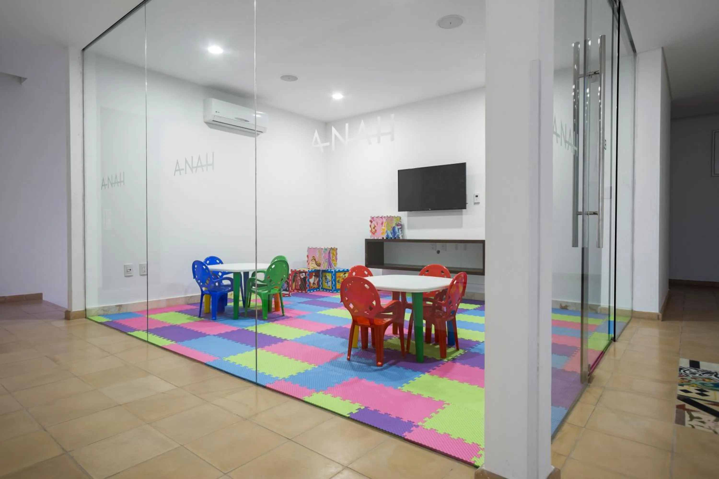 Communal lounge/ TV room in Anah Suites