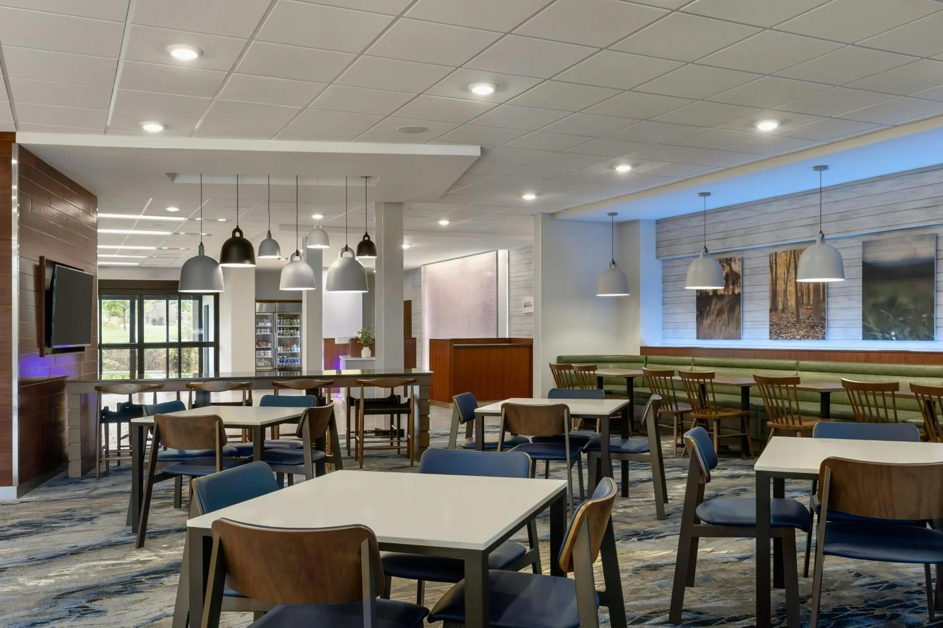 Breakfast in Fairfield Inn & Suites by Marriott St. Paul Northeast