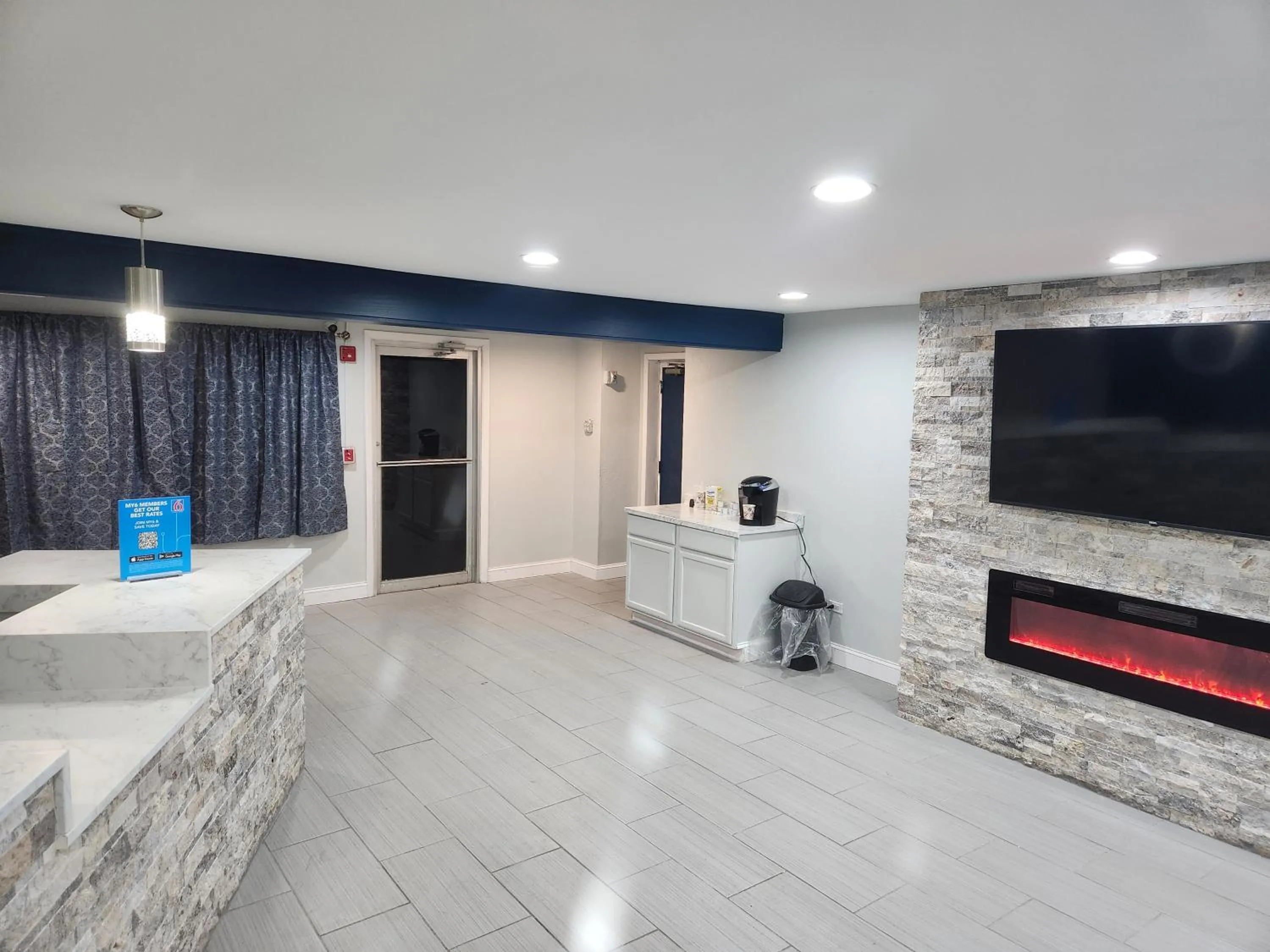 TV and multimedia in Motel 6 Williamstown, WV