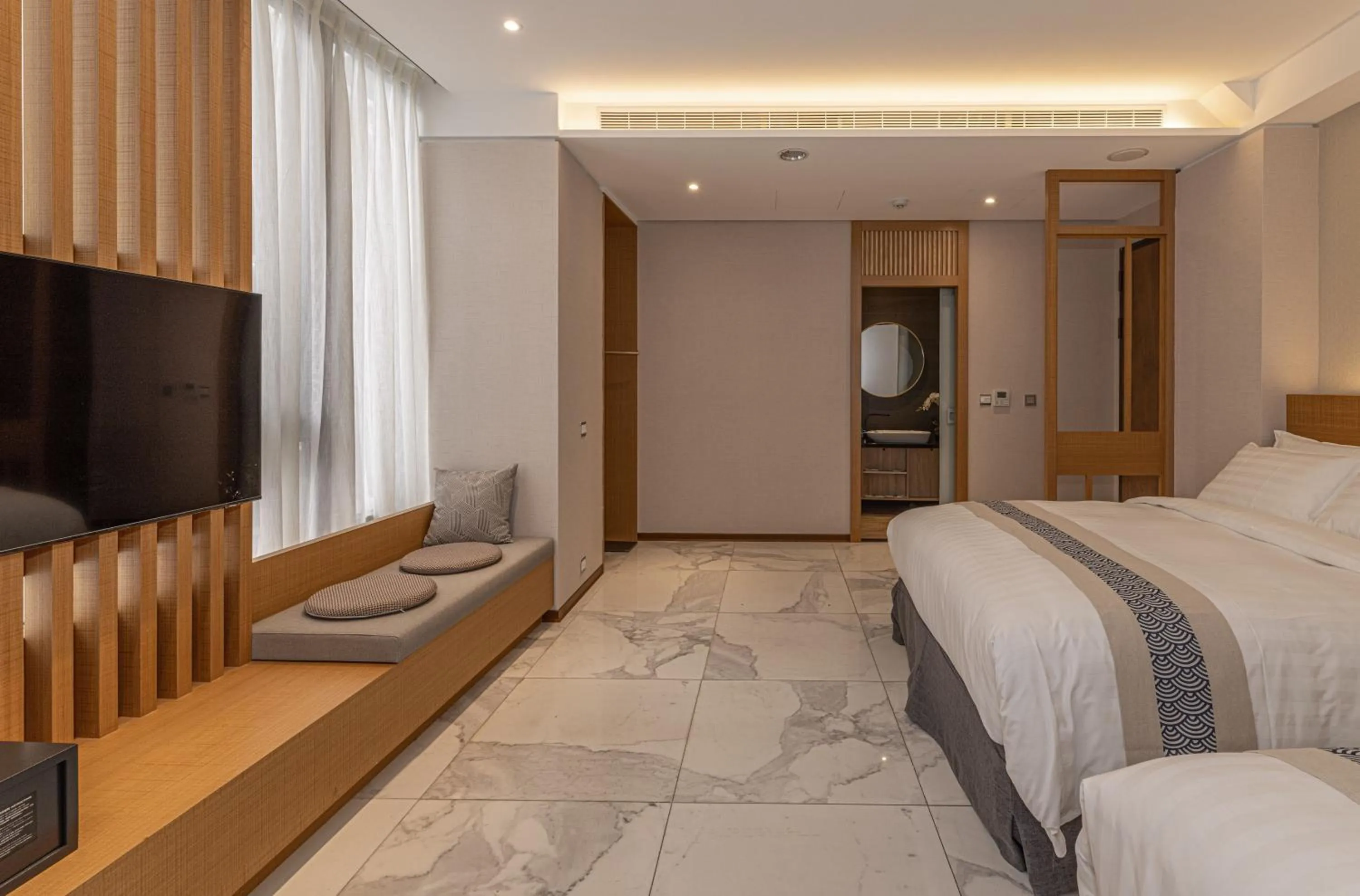 Communal lounge/ TV room, Bed in Sun Moon Lake Apollo Resort Hotel