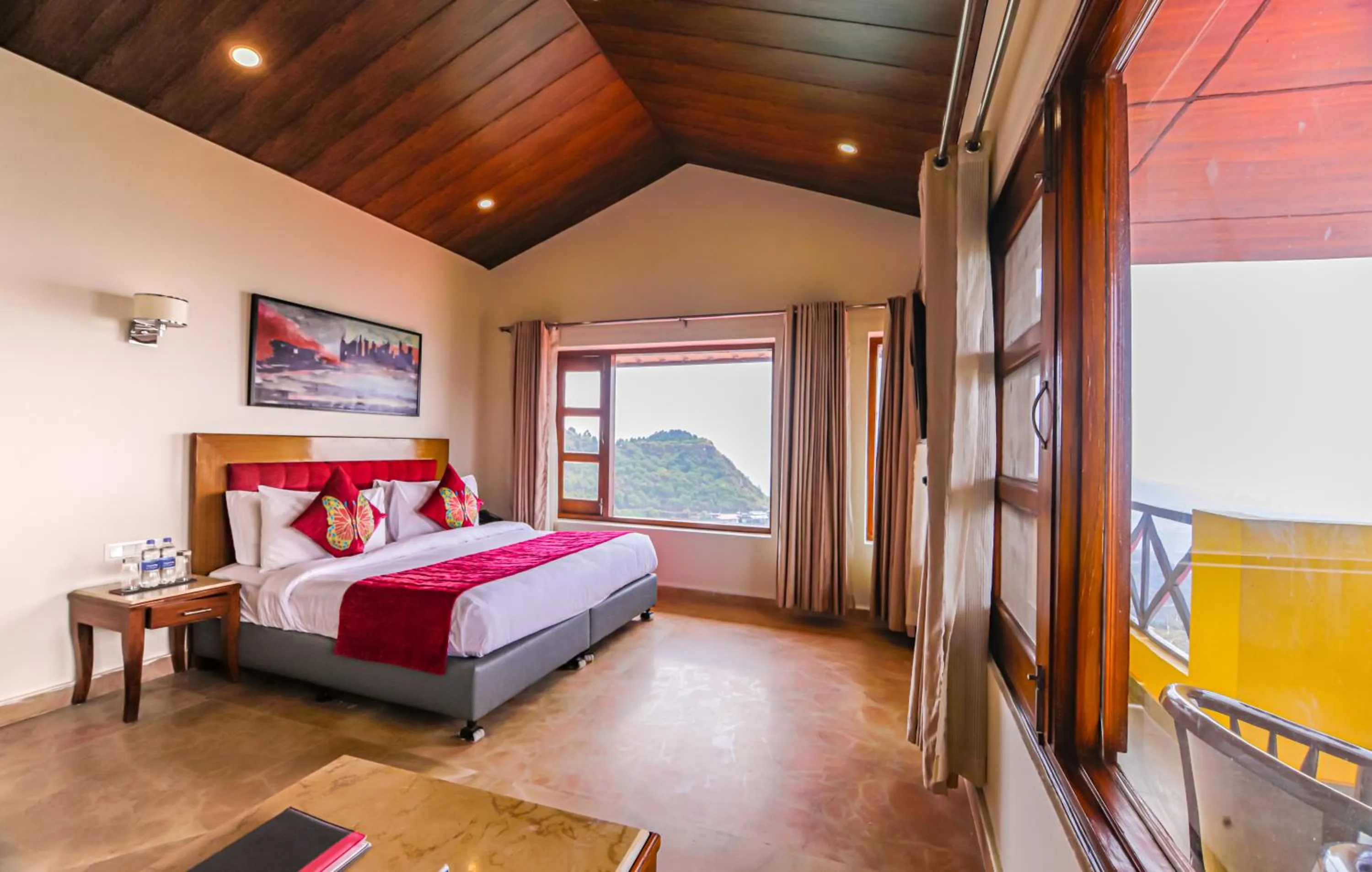 Photo of the whole room in Green N Breeze Resorts Mussoorie