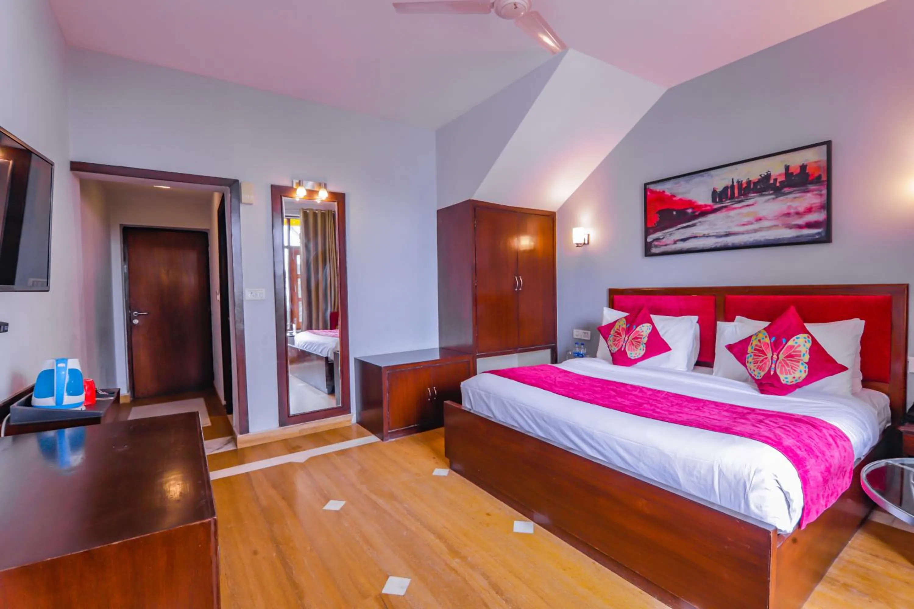 Photo of the whole room in Green N Breeze Resorts Mussoorie