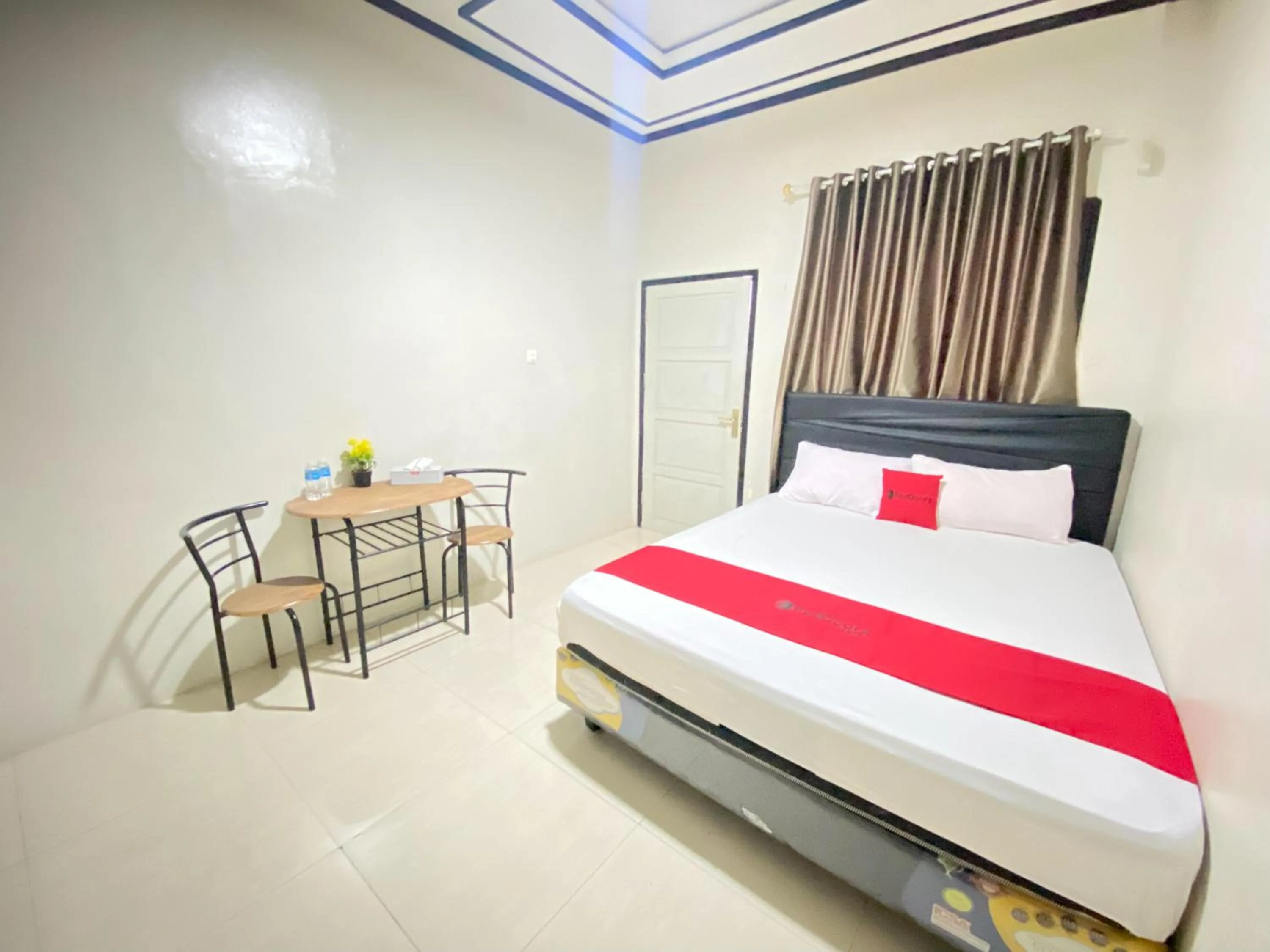 Bedroom, Bed in RedDoorz @ Porodisa Homestay Palu