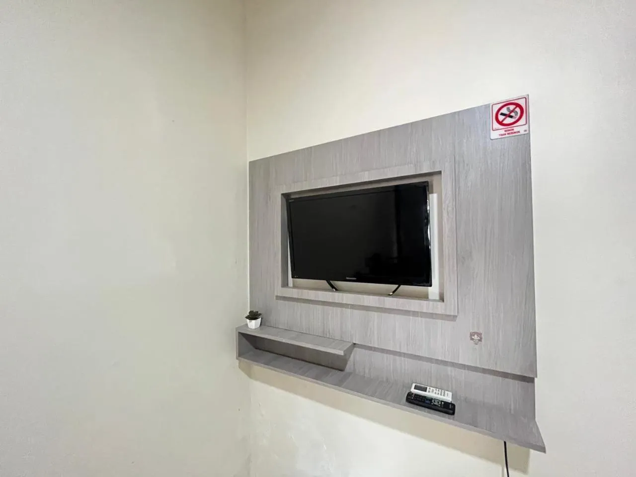 TV and multimedia in RedDoorz @ Porodisa Homestay Palu