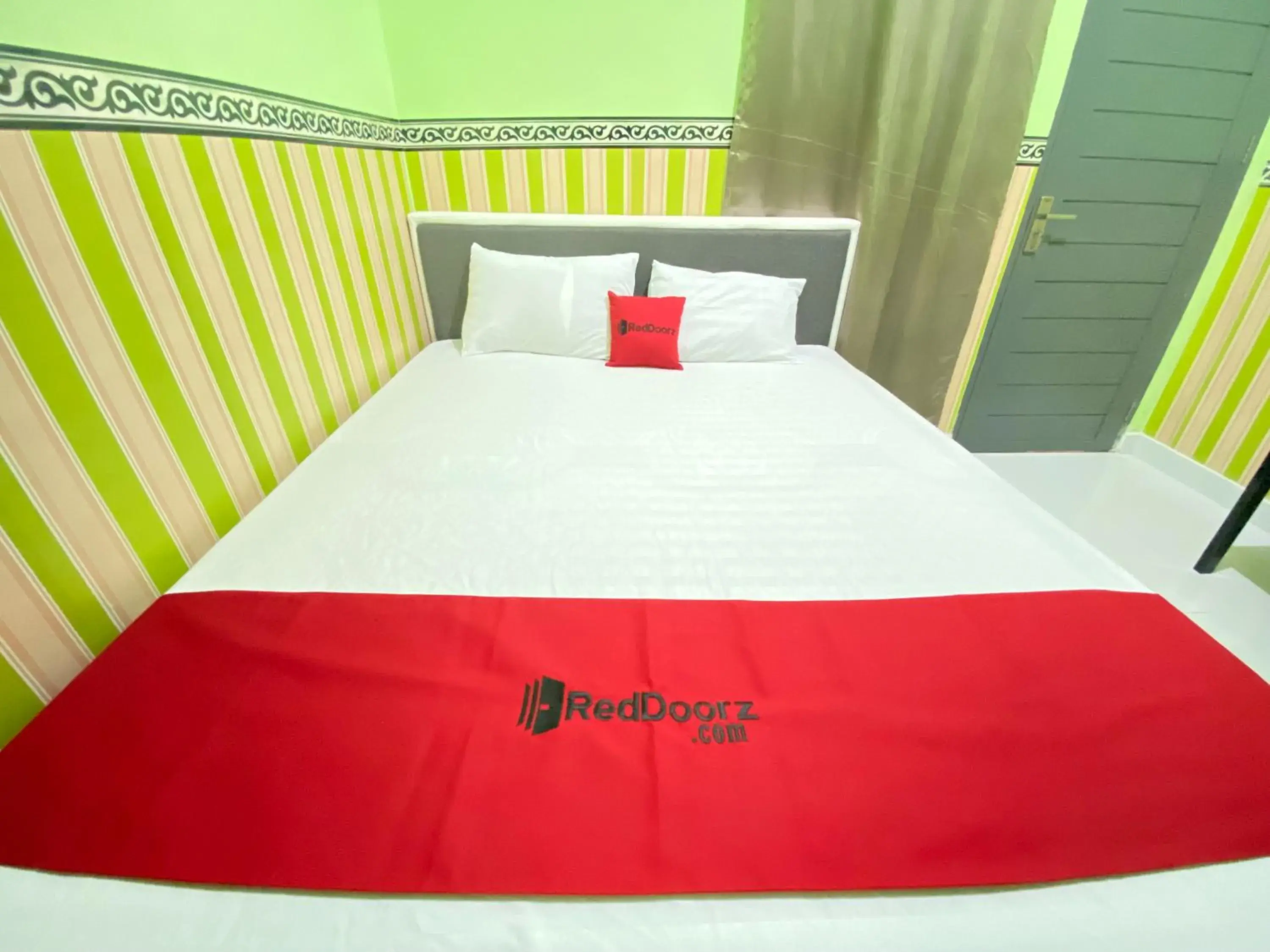 Standard Double Room in RedDoorz @ Porodisa Homestay Palu Standard Double Room in RedDoorz @ Porodisa Homestay Palu
