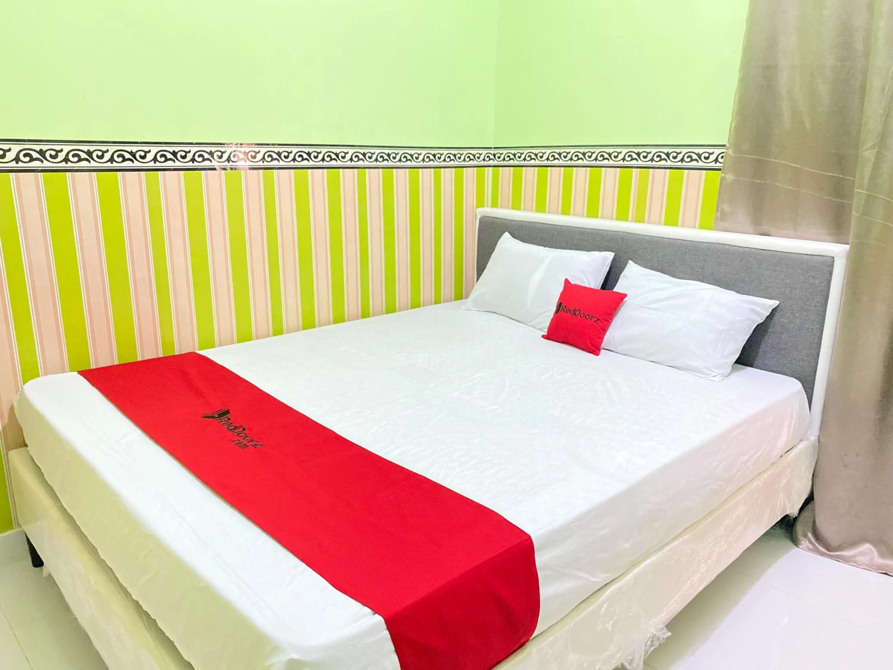 Bed in RedDoorz @ Porodisa Homestay Palu