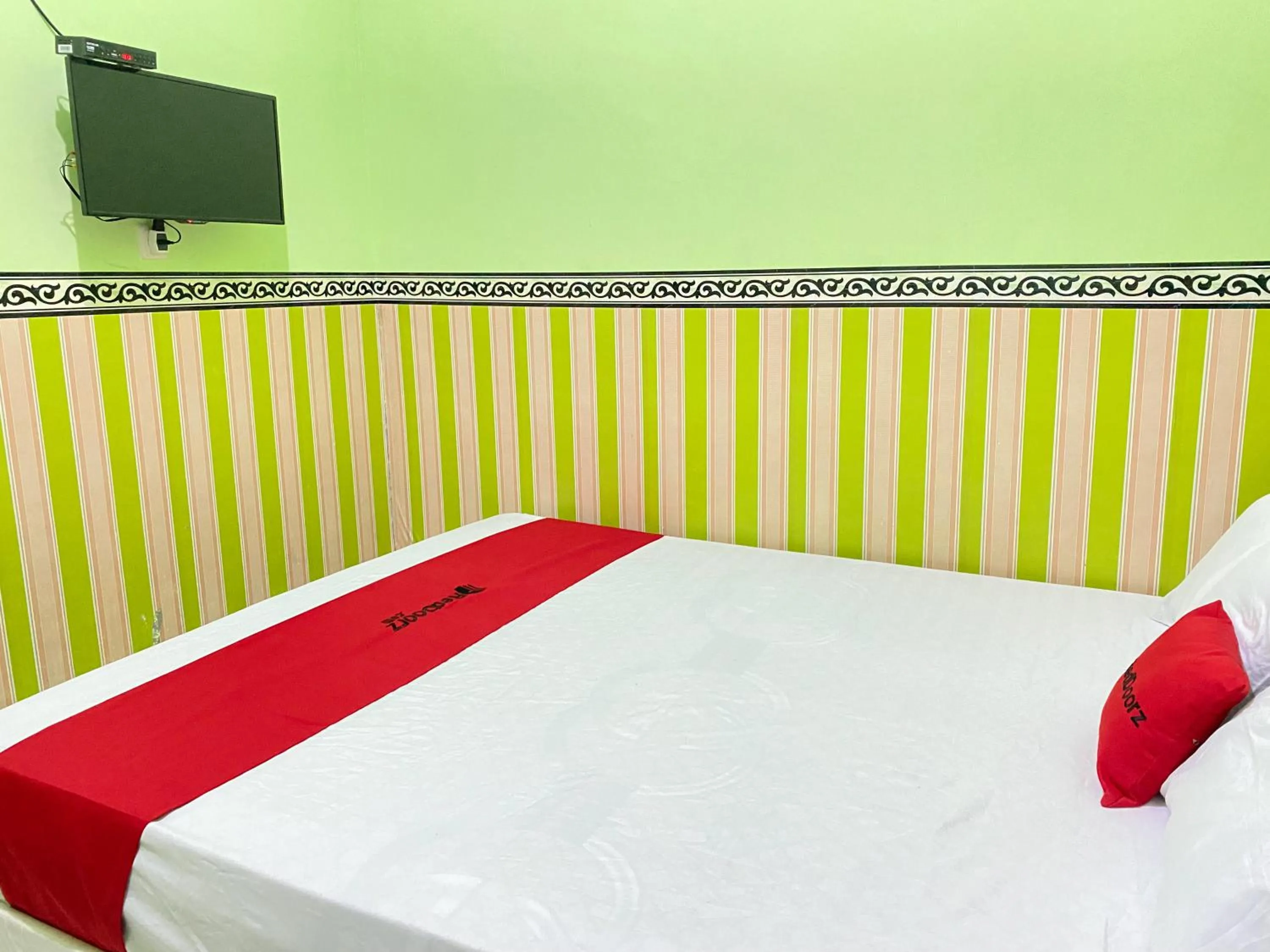 Bedroom, Bed in RedDoorz @ Porodisa Homestay Palu