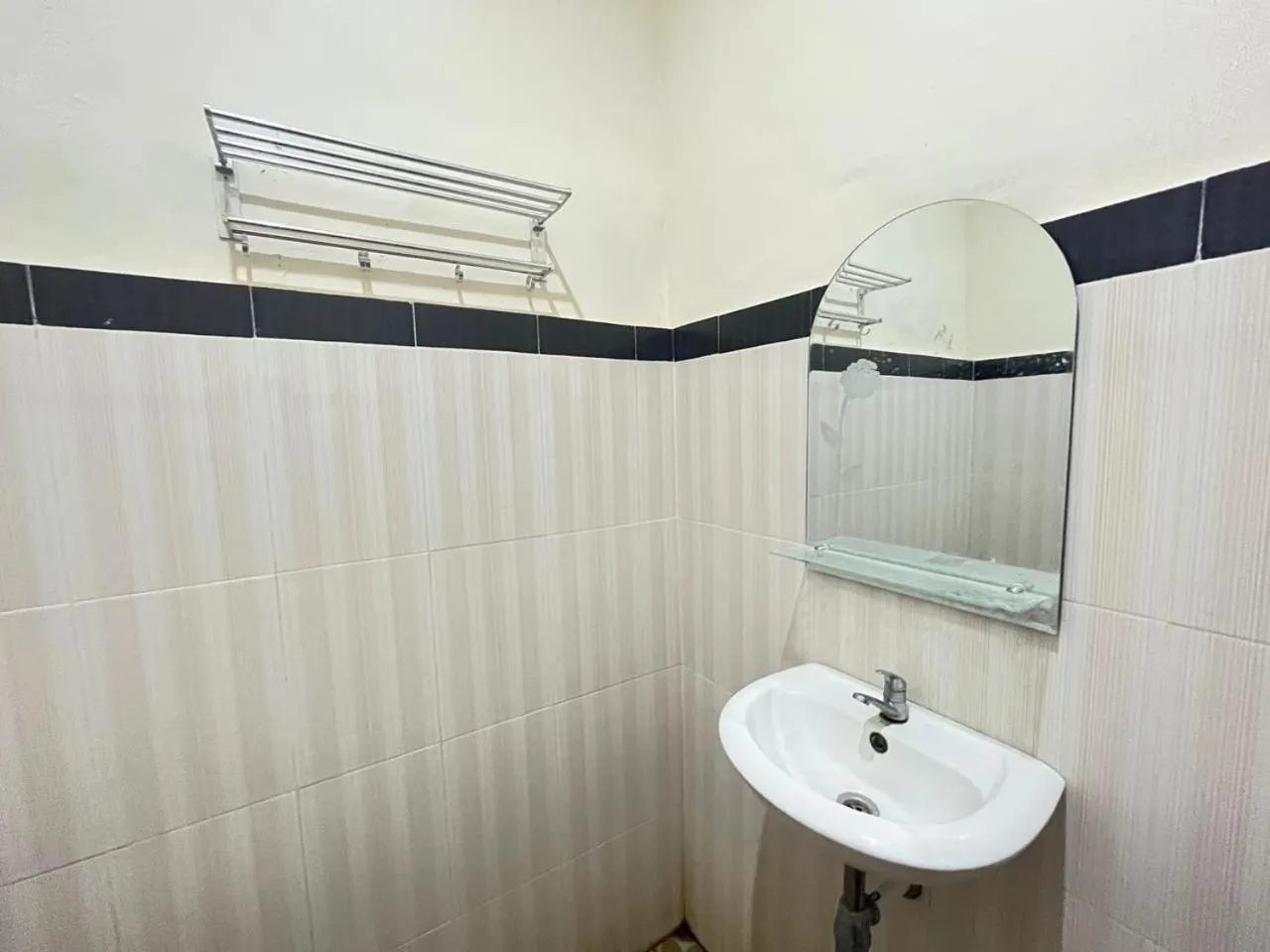 Bathroom in RedDoorz @ Porodisa Homestay Palu