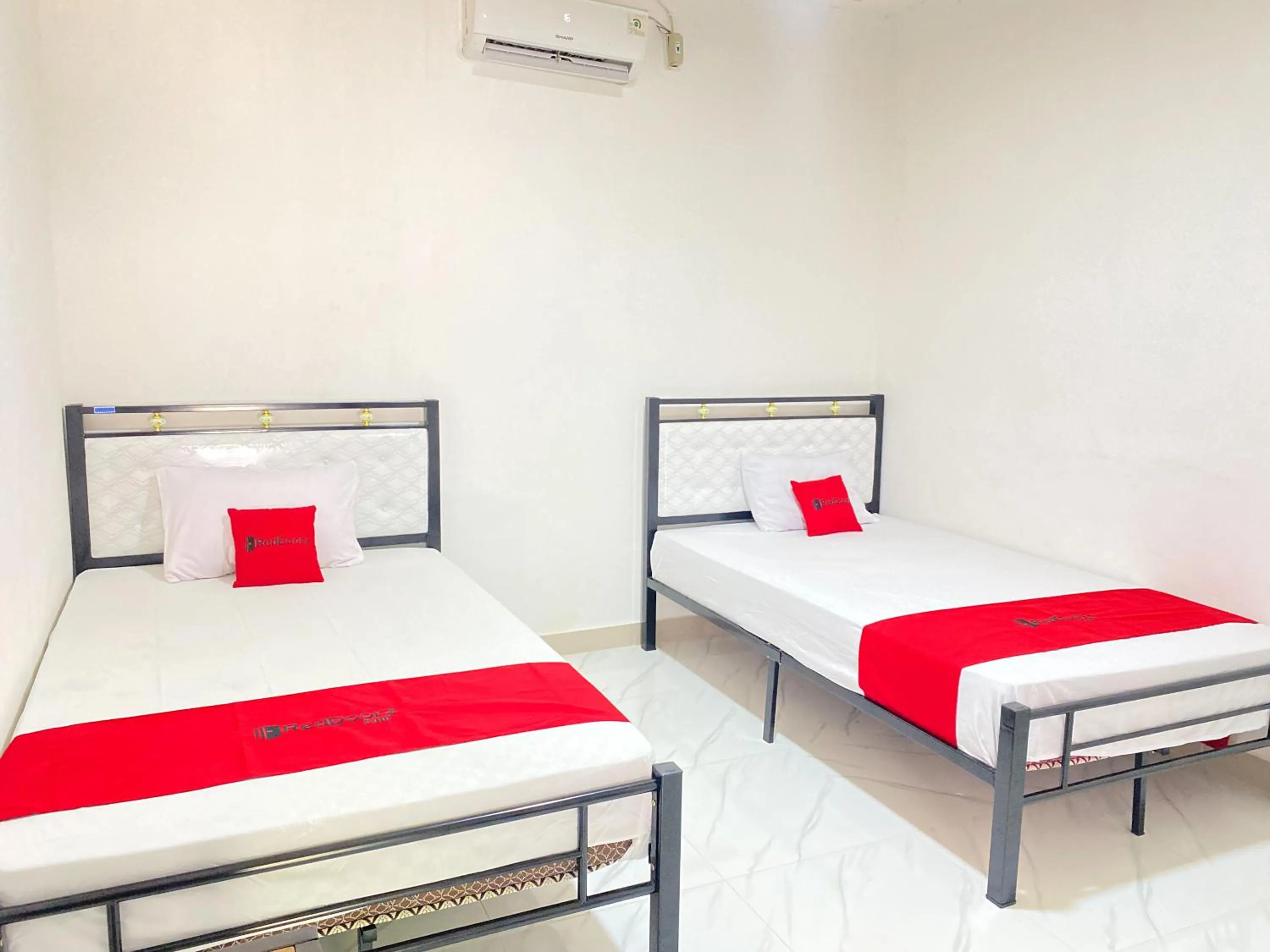 Bedroom, Bed in RedDoorz @ Porodisa Homestay Palu