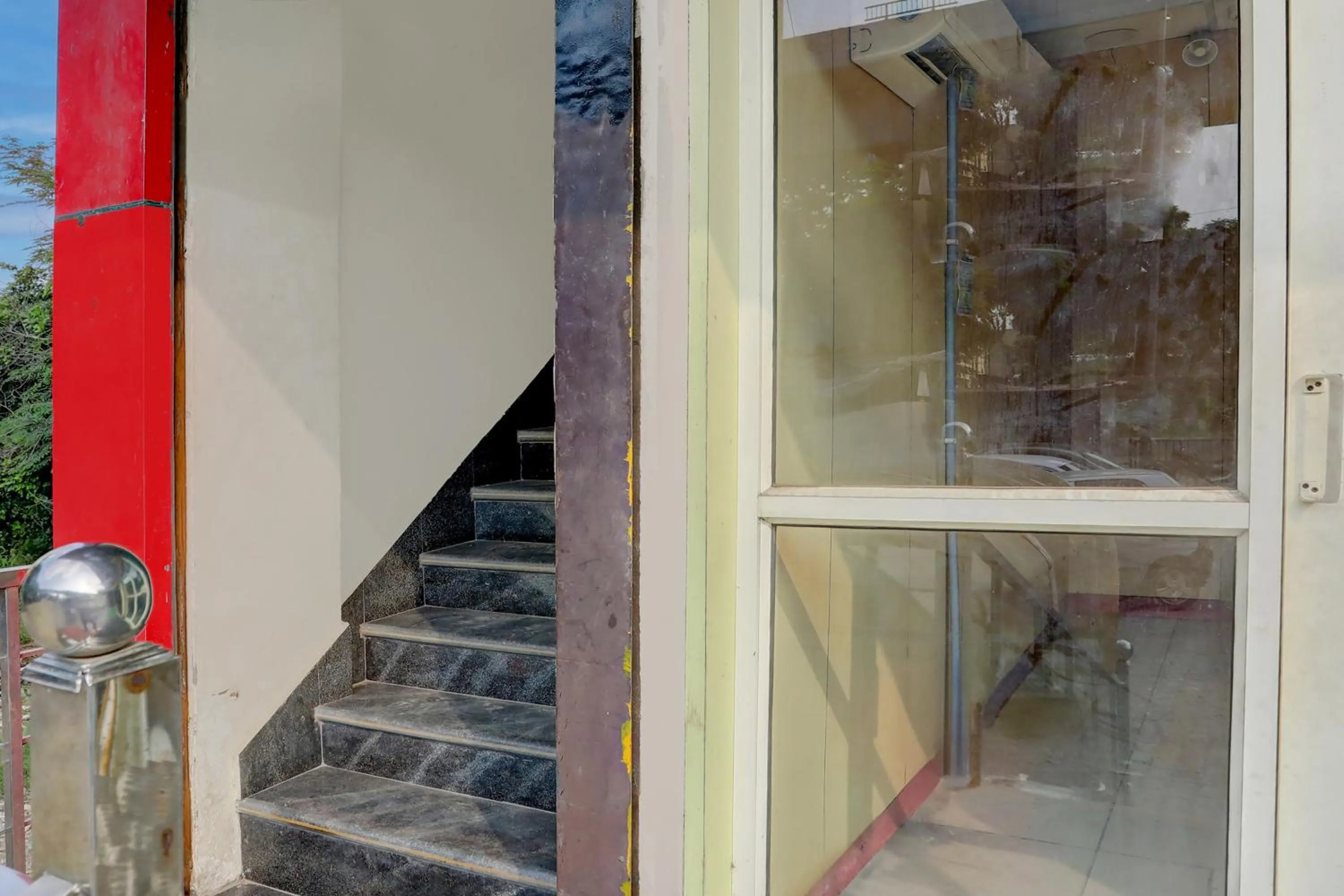 Facade/entrance in Hotel O Elibrista