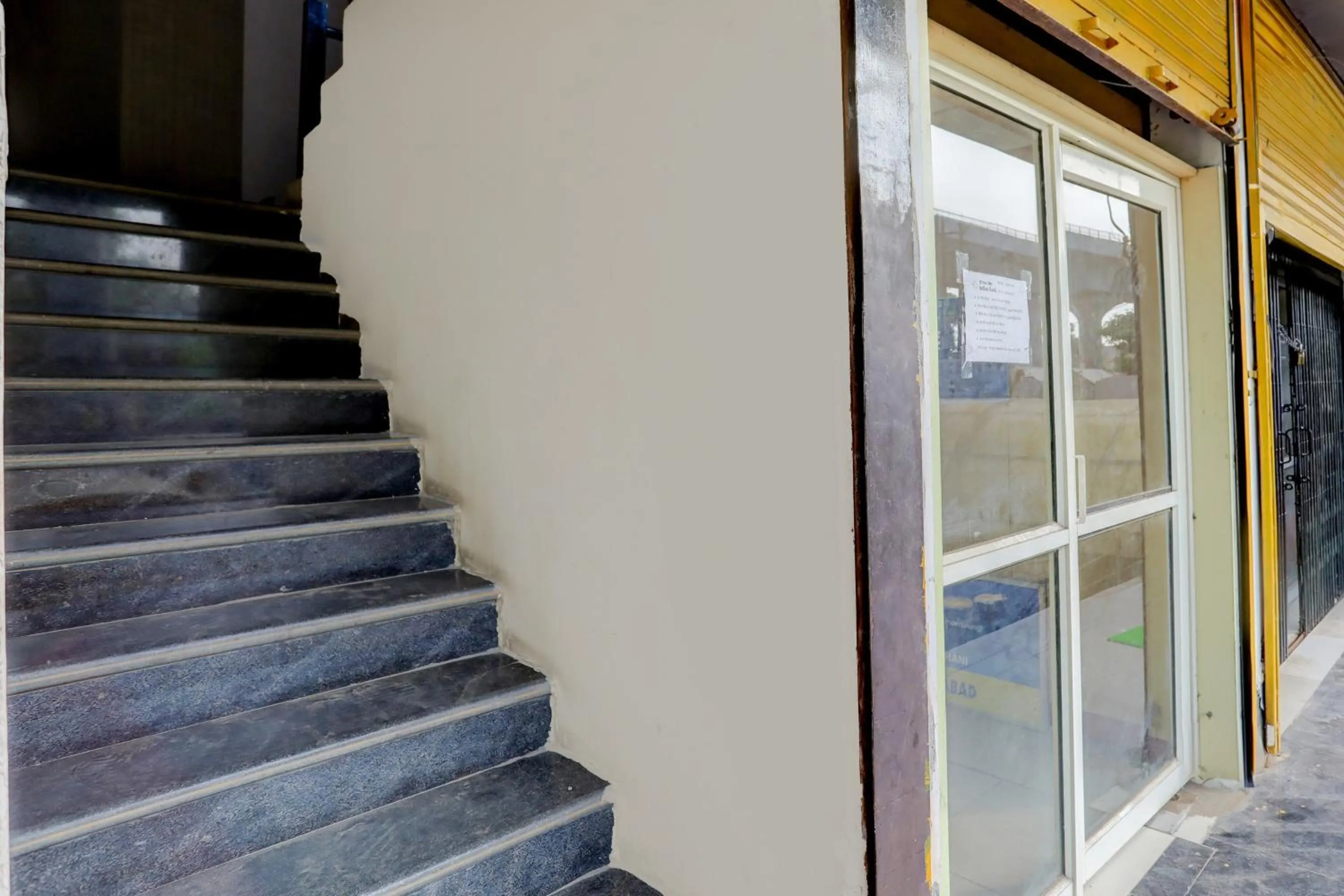 Facade/entrance in Hotel O Elibrista