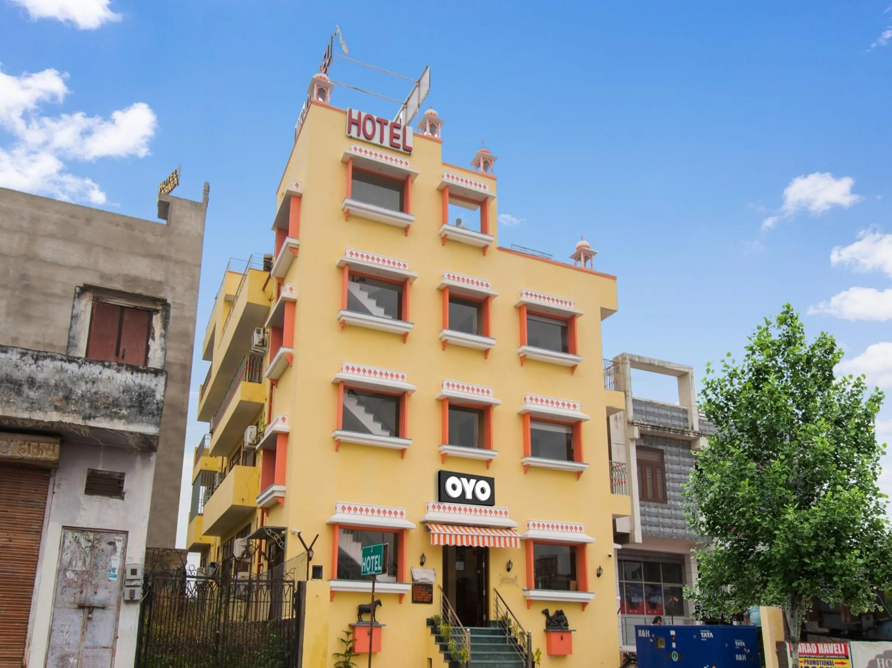 Facade/entrance in OYO Hotel O Omeshwari