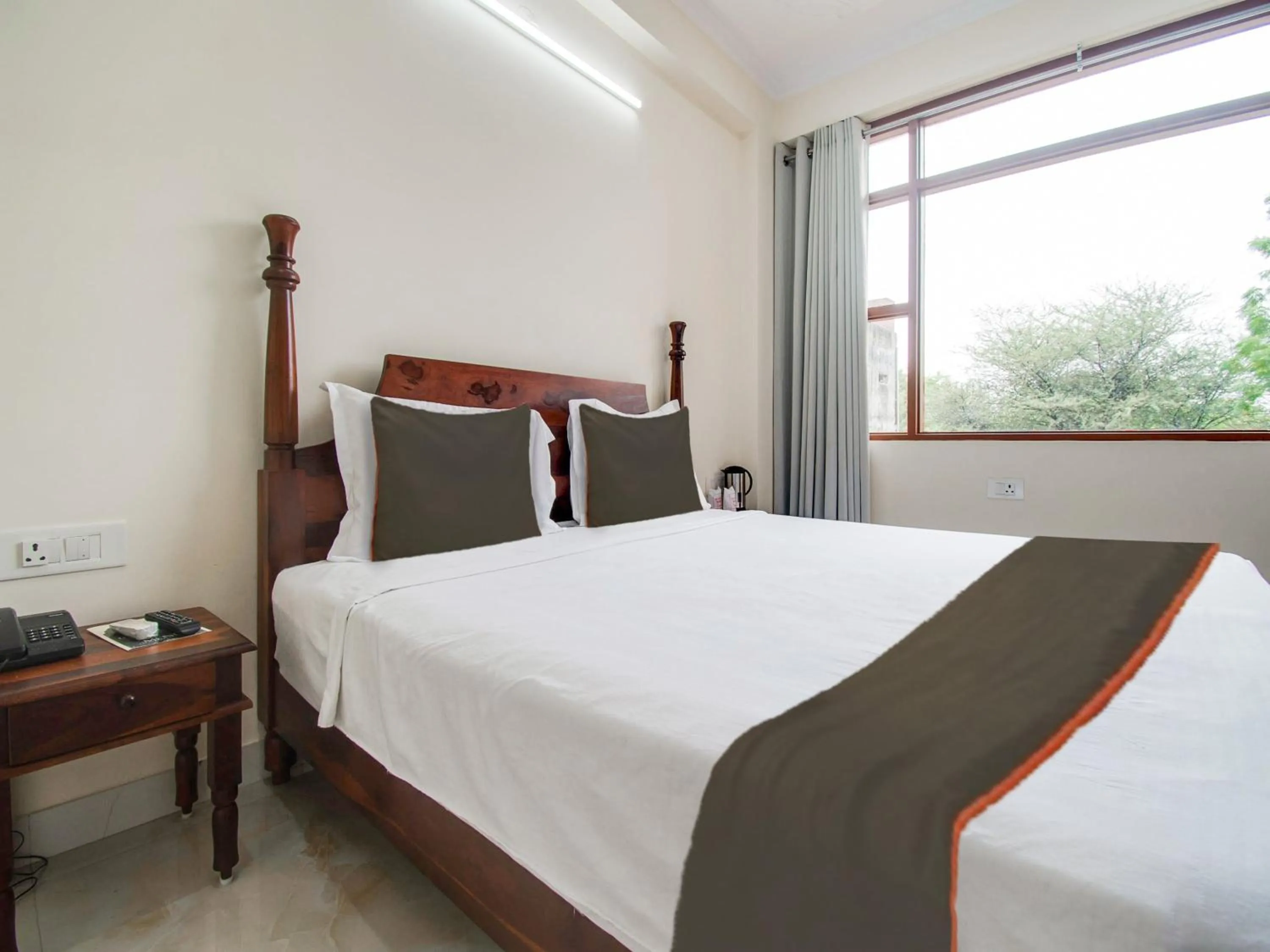 Facade/entrance, Bed in OYO Hotel O Omeshwari