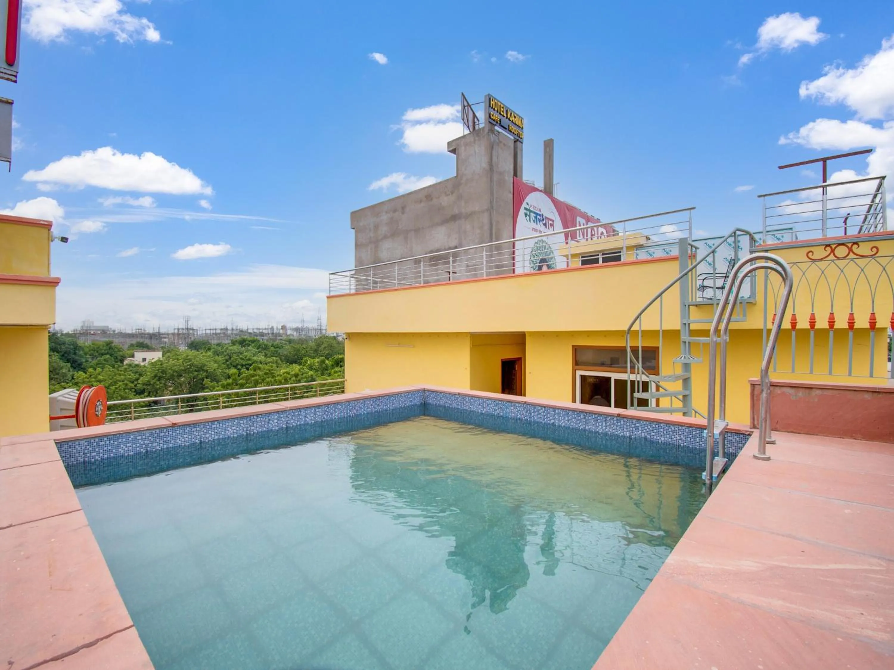 Swimming pool in OYO Hotel O Omeshwari