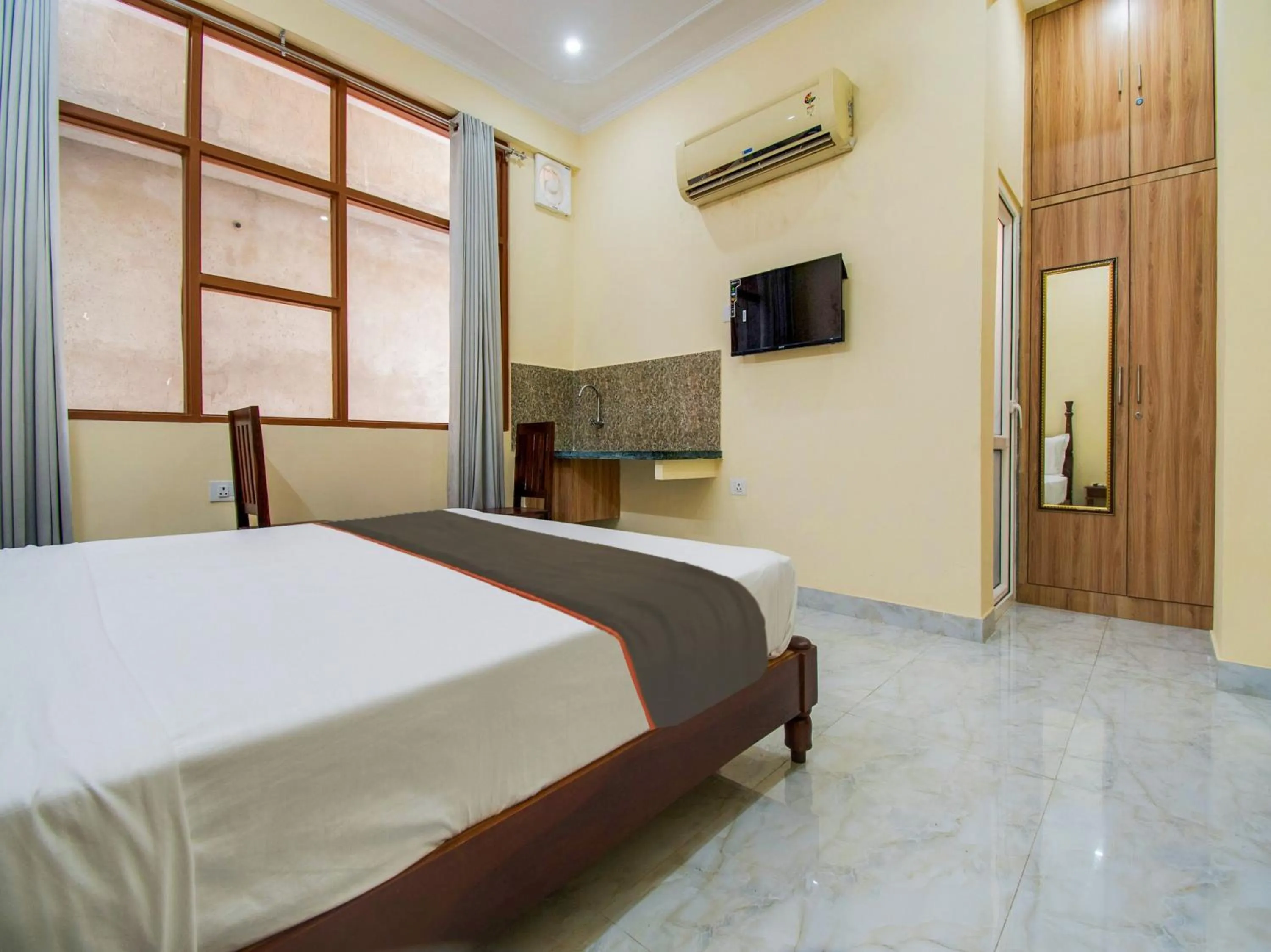 Facade/entrance, Bed in OYO Hotel O Omeshwari