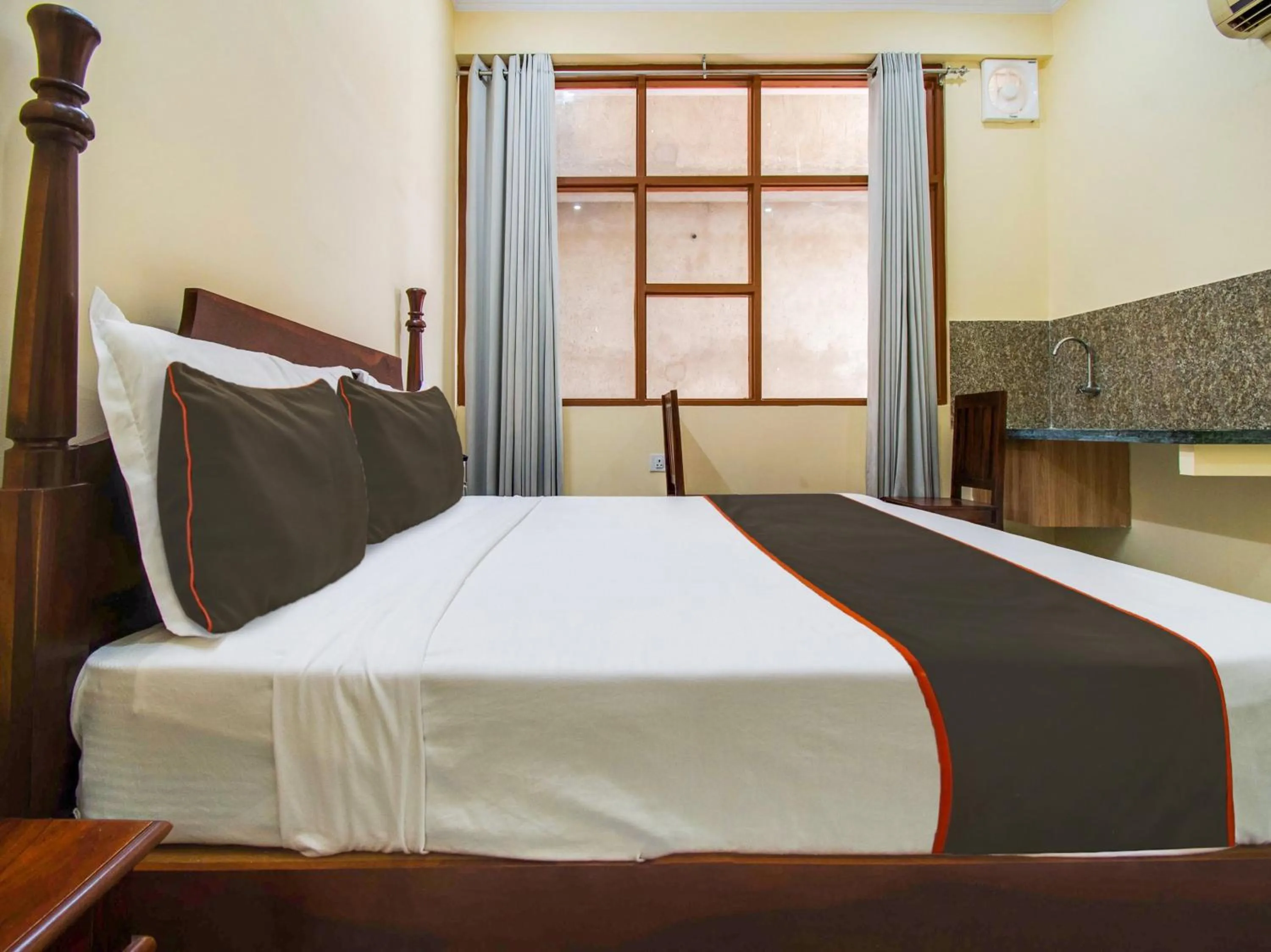 Facade/entrance, Bed in OYO Hotel O Omeshwari