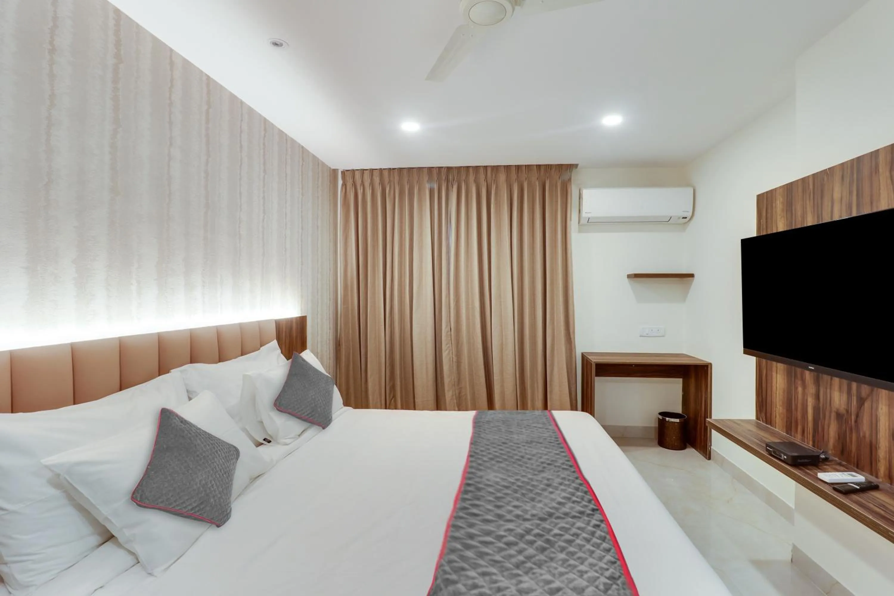 Bedroom, Bed in Collection O Manu