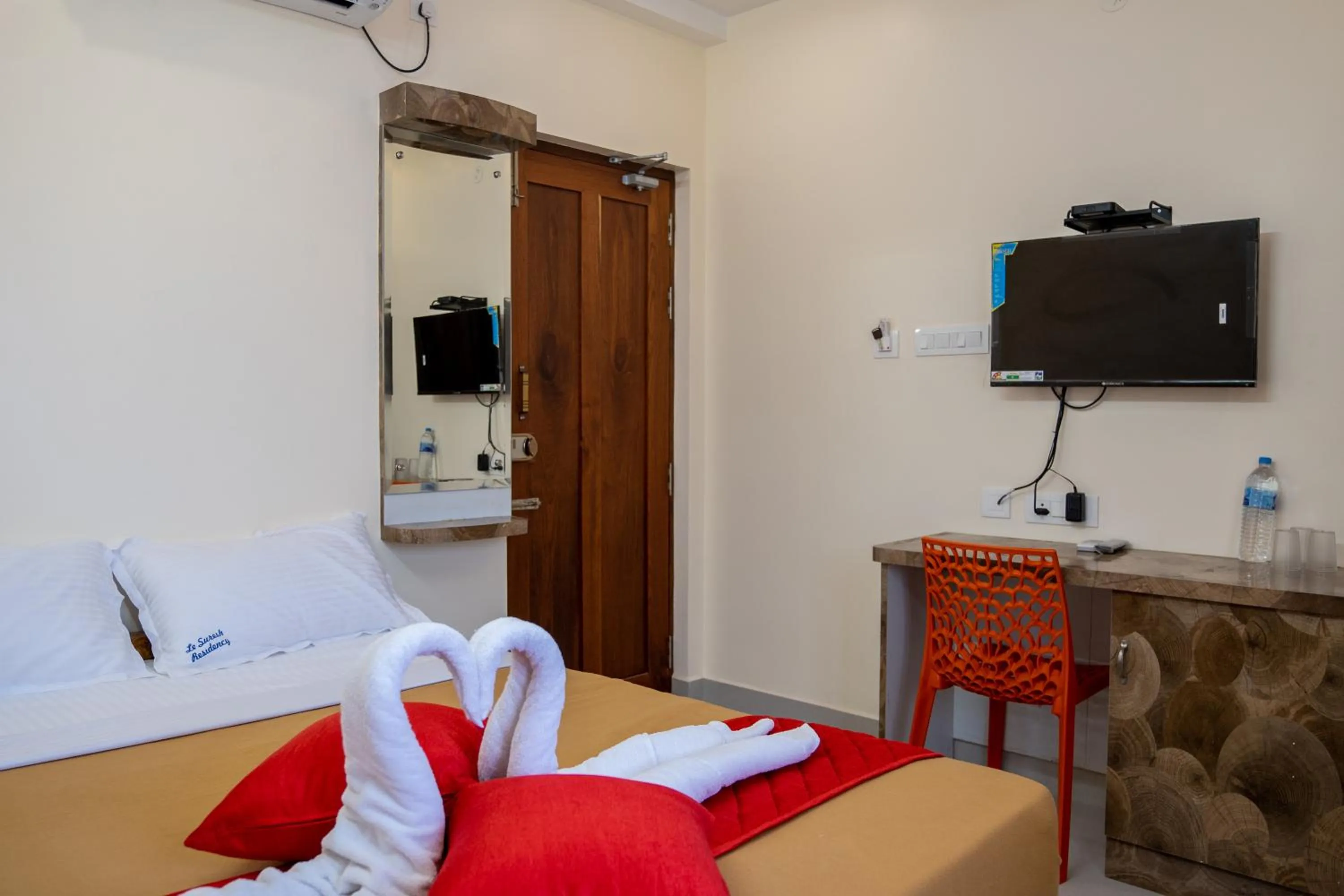 TV and multimedia, Bed in Le Suresh Guest House