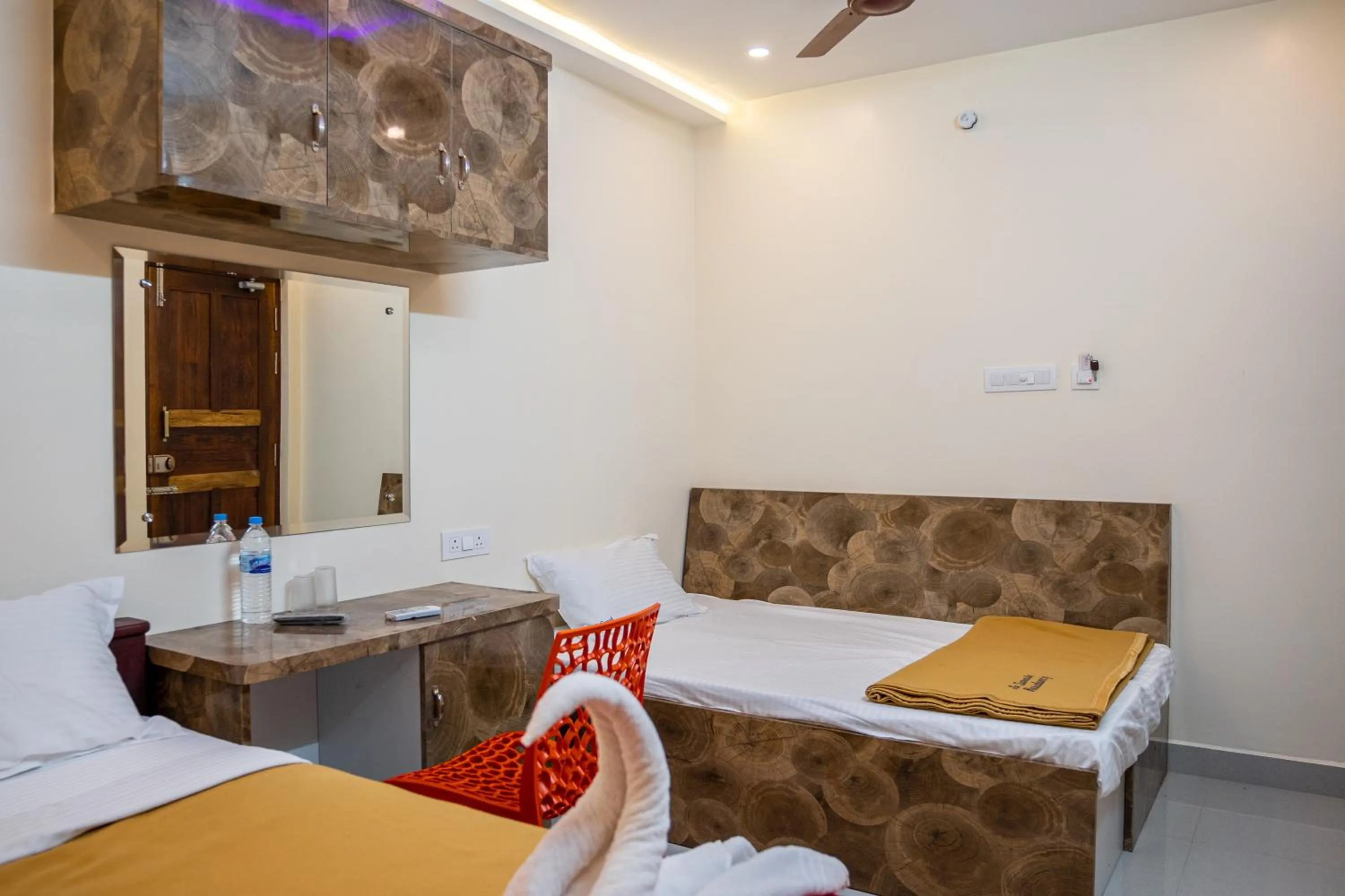 Bedroom, Bed in Le Suresh Guest House