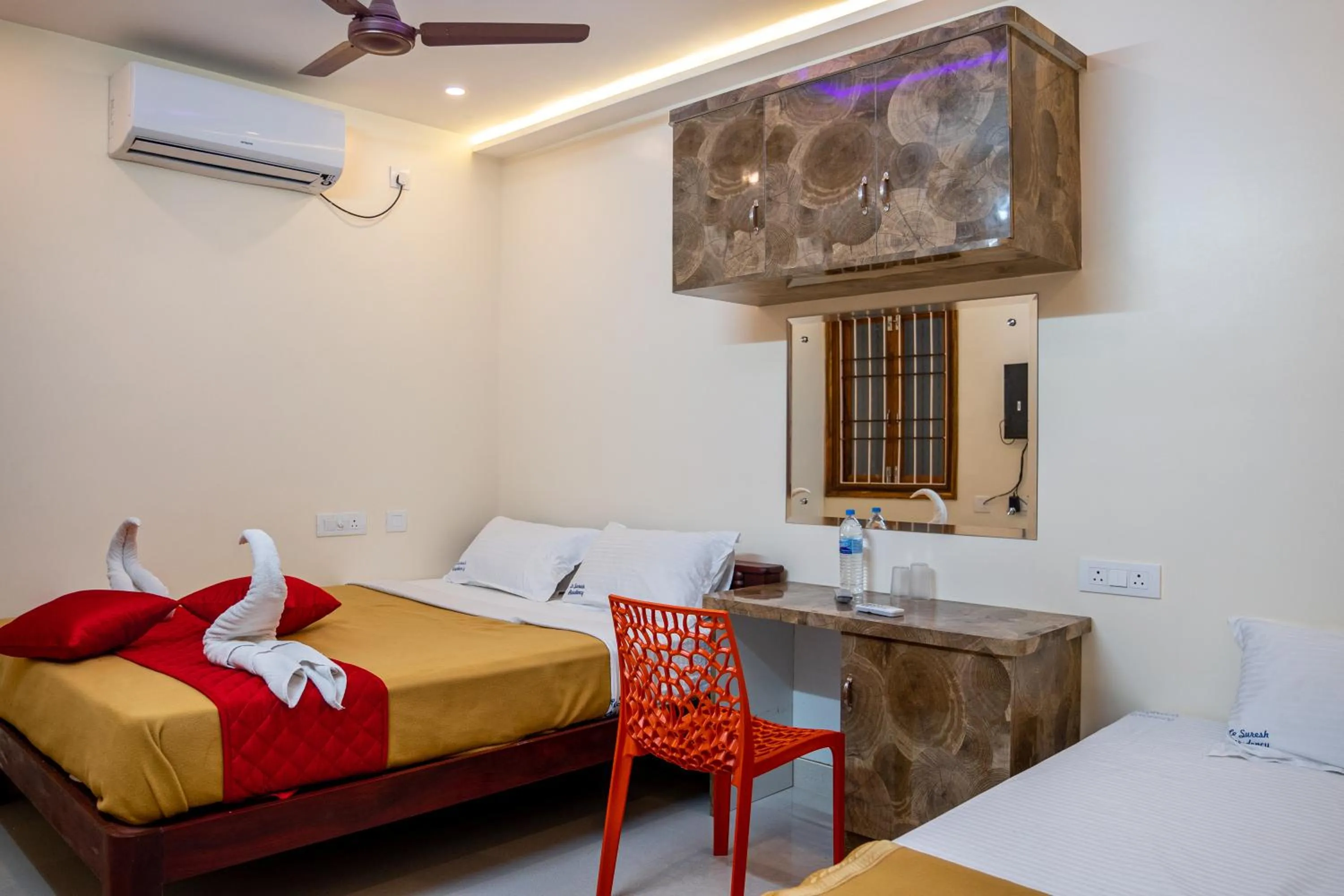 Bedroom, Bed in Le Suresh Guest House