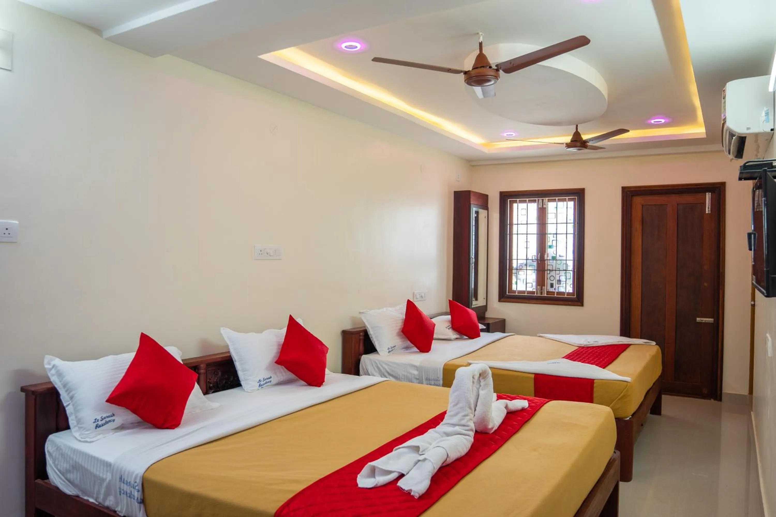 Bedroom, Bed in Le Suresh Guest House