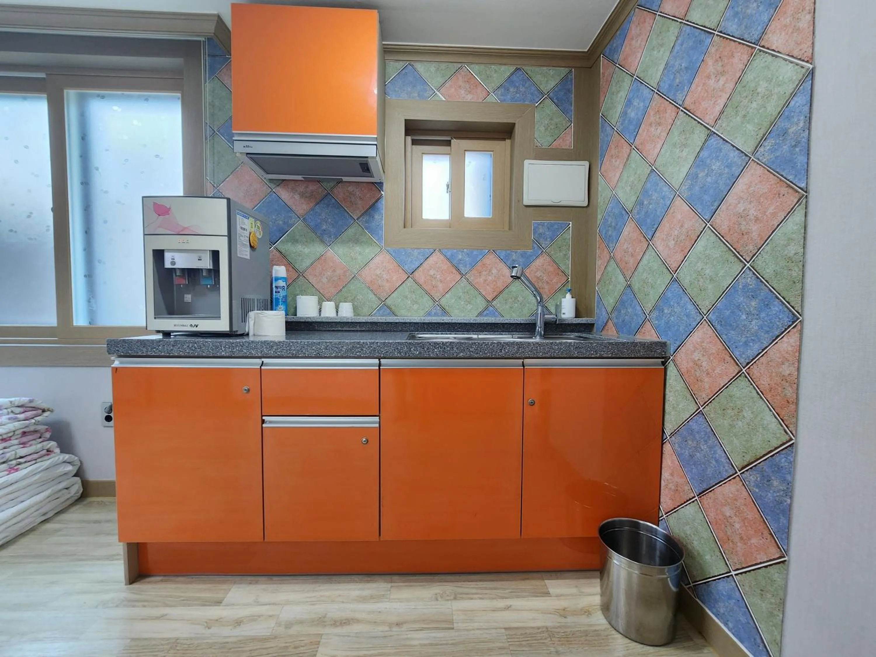 Kitchen or kitchenette in e comfy Hotel