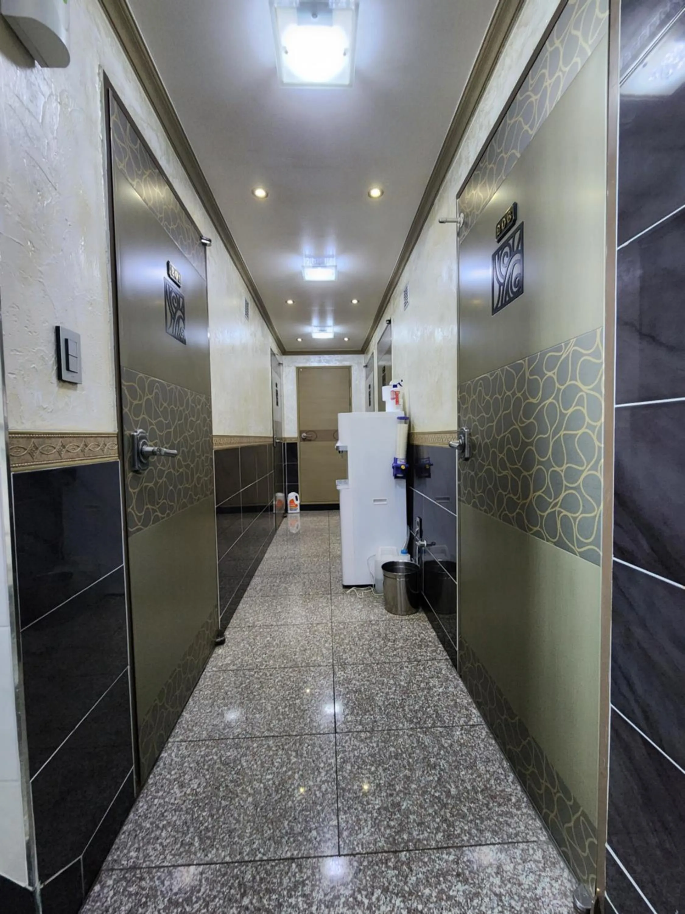 elevator in e comfy Hotel