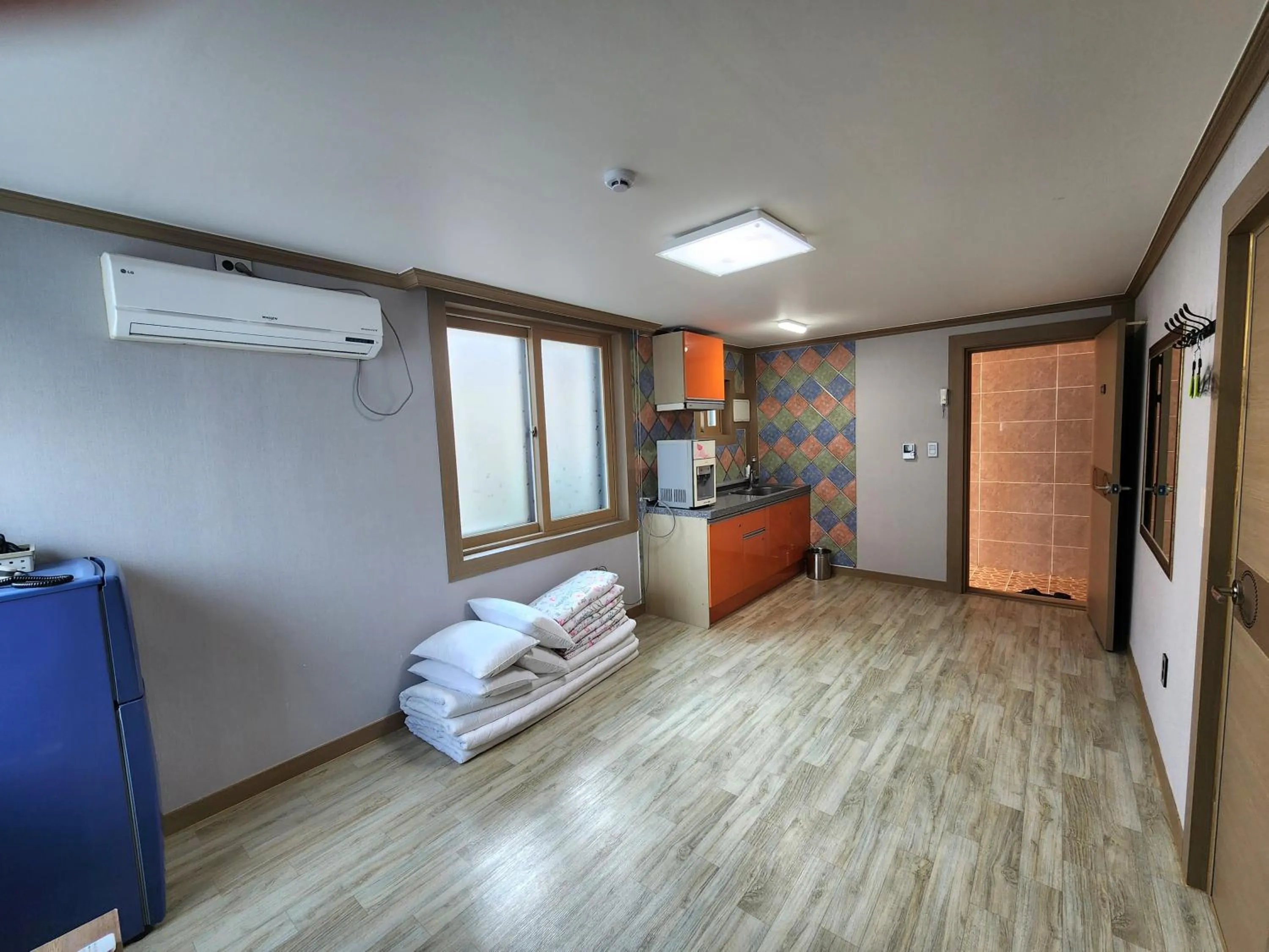 Photo of the whole room, Bed in e comfy Hotel