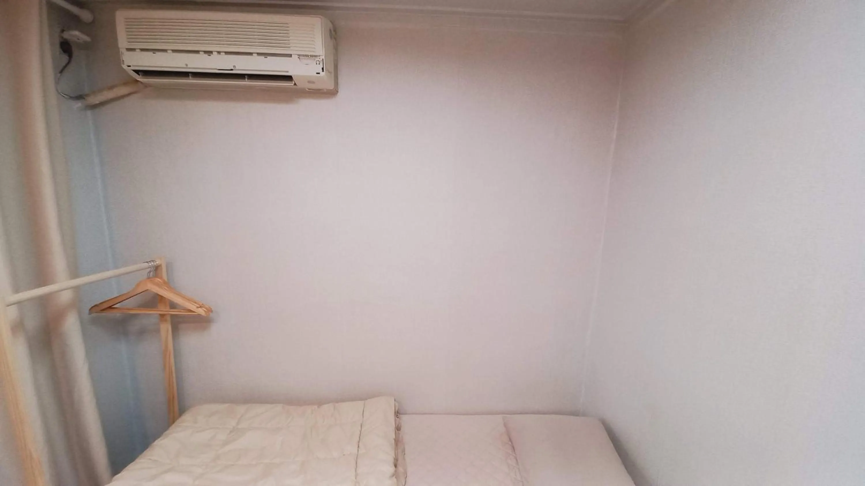 air conditioner, Bed in Sujeongjang Inn