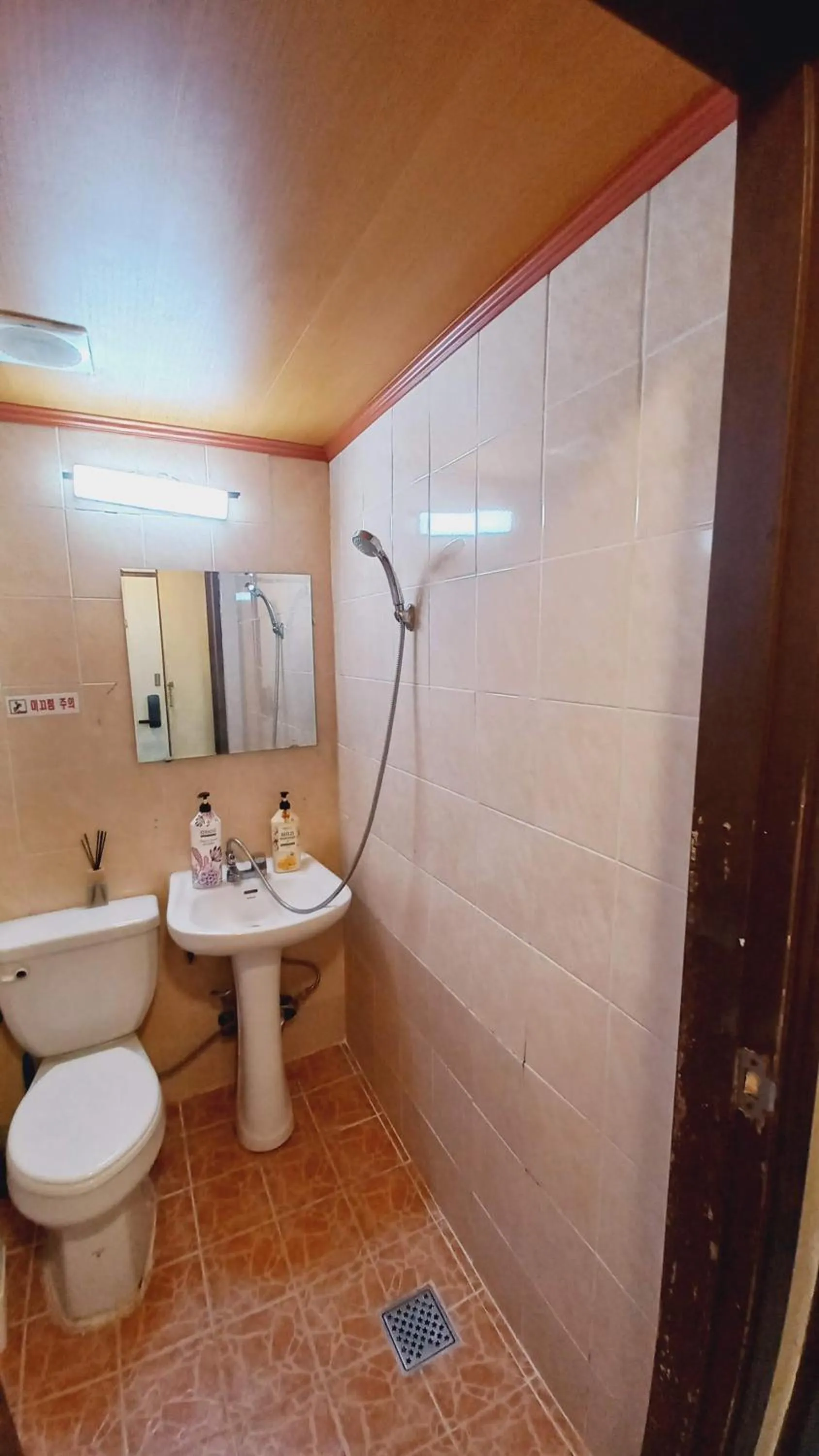 Bathroom in Sujeongjang Inn