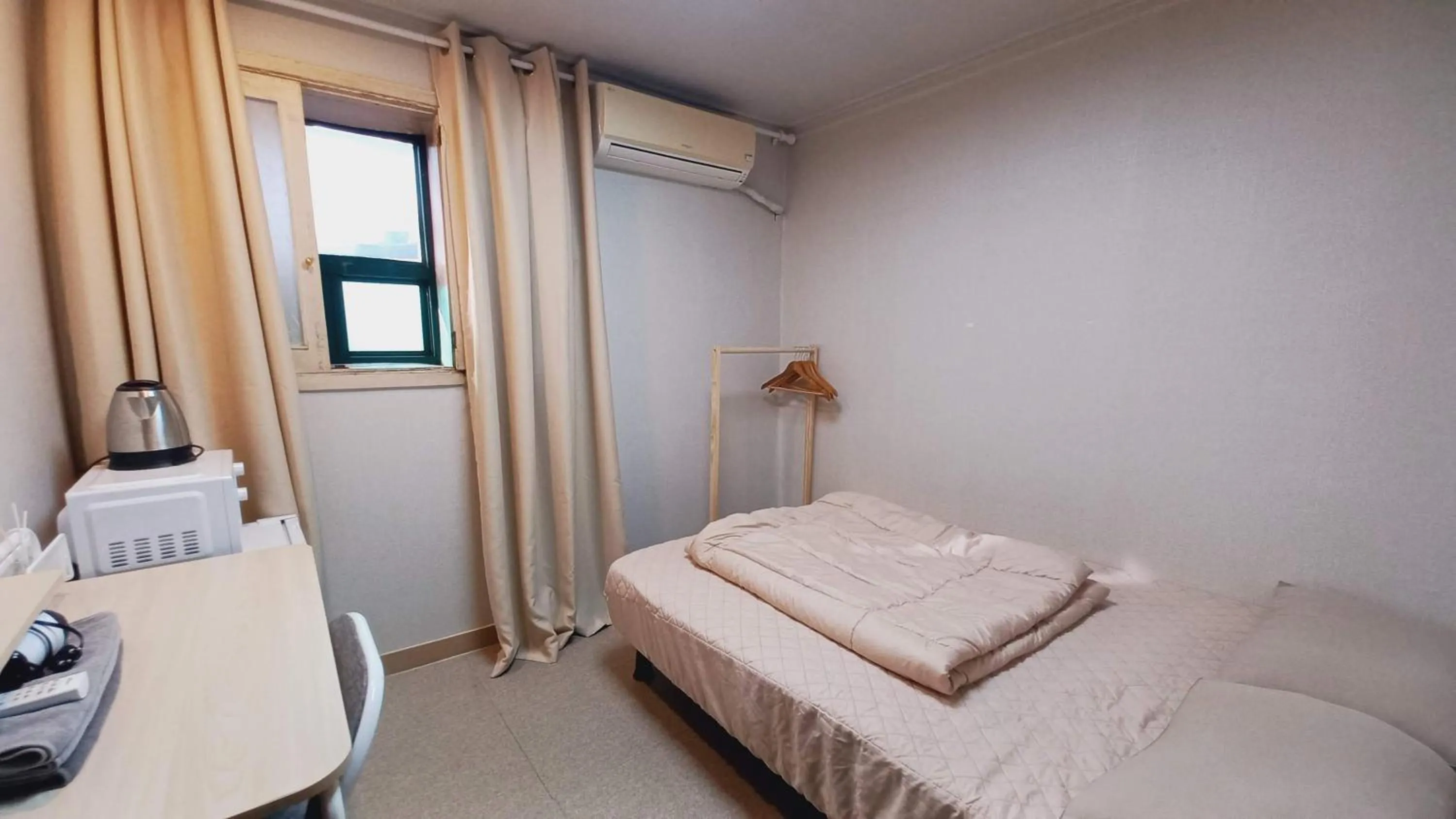 Photo of the whole room, Bed in Sujeongjang Inn