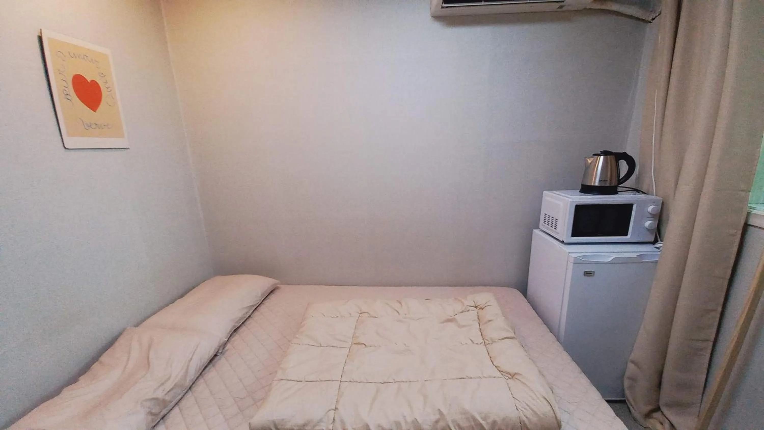 Photo of the whole room, Bed in Sujeongjang Inn