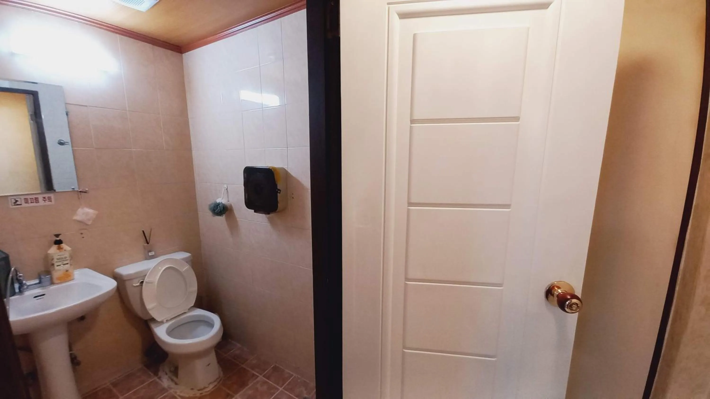 Bathroom in Sujeongjang Inn