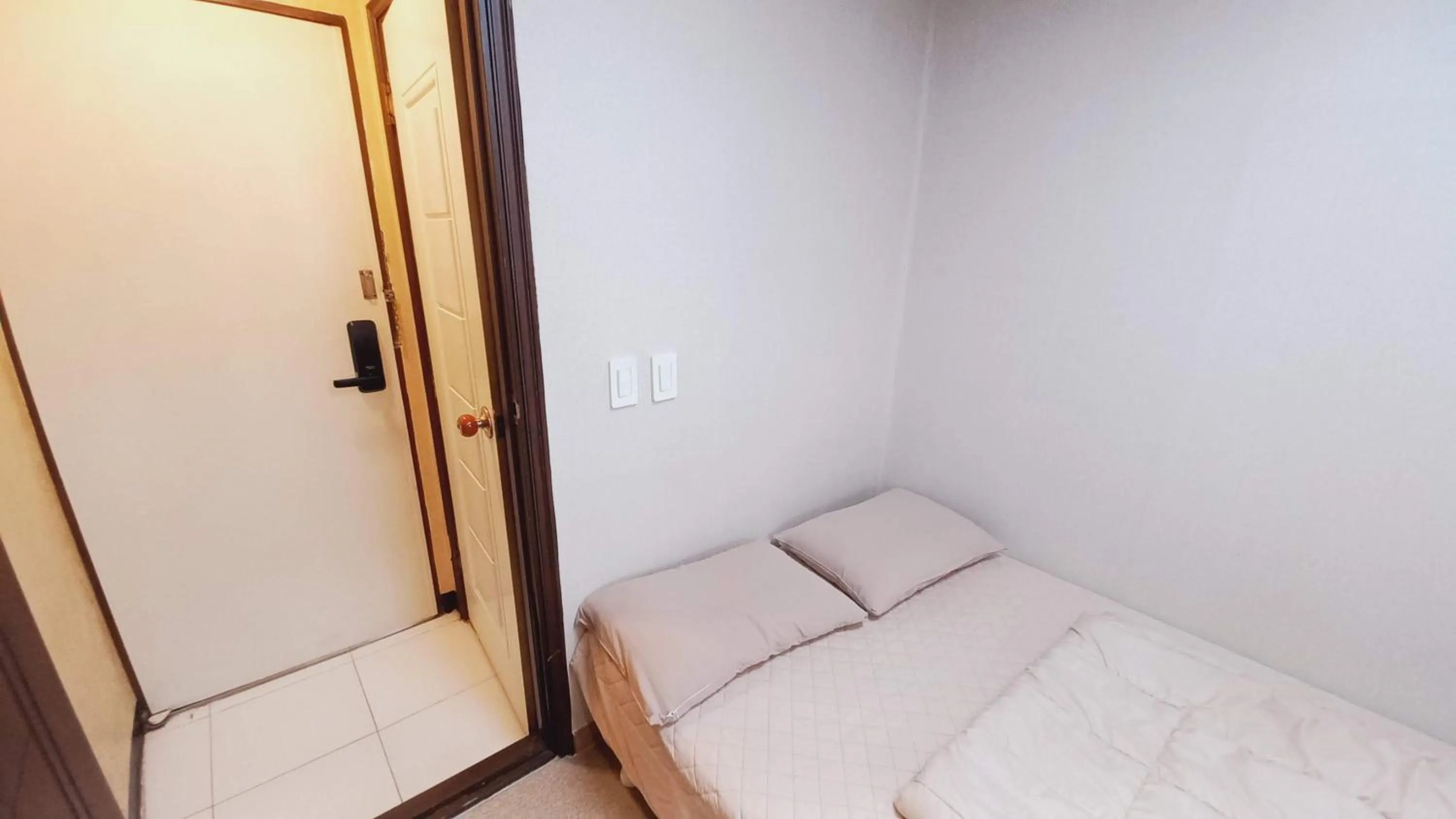 Photo of the whole room, Bed in Sujeongjang Inn
