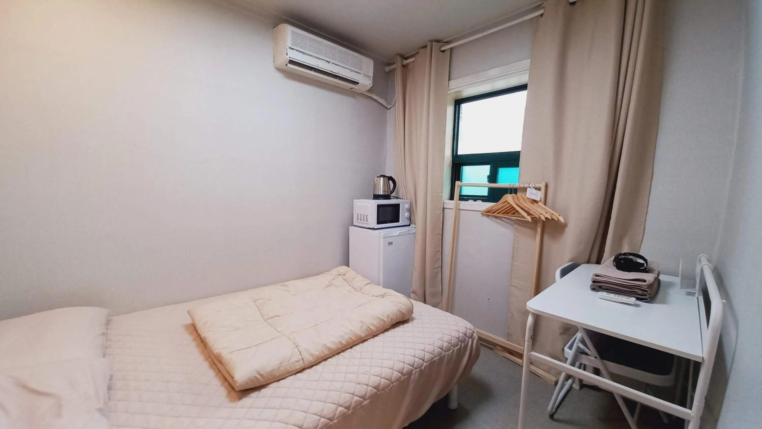 Photo of the whole room, Bed in Sujeongjang Inn