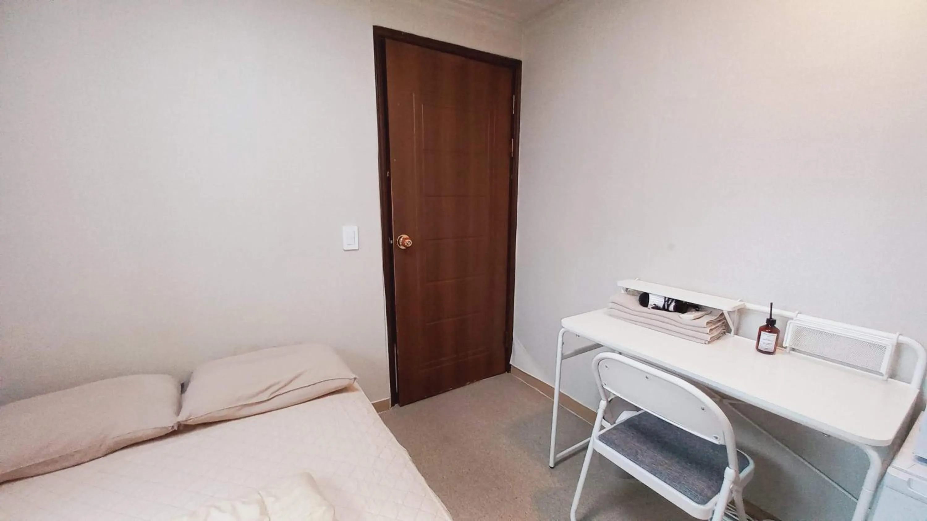 Photo of the whole room, Bed in Sujeongjang Inn