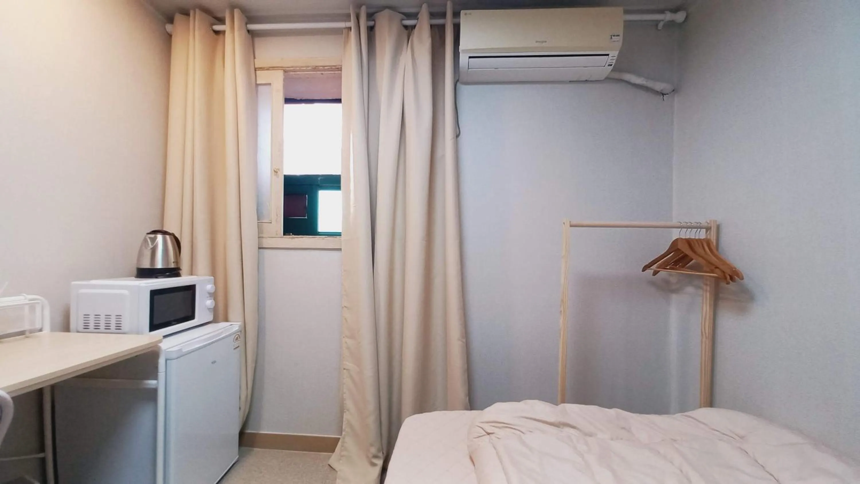 air conditioner, Bed in Sujeongjang Inn