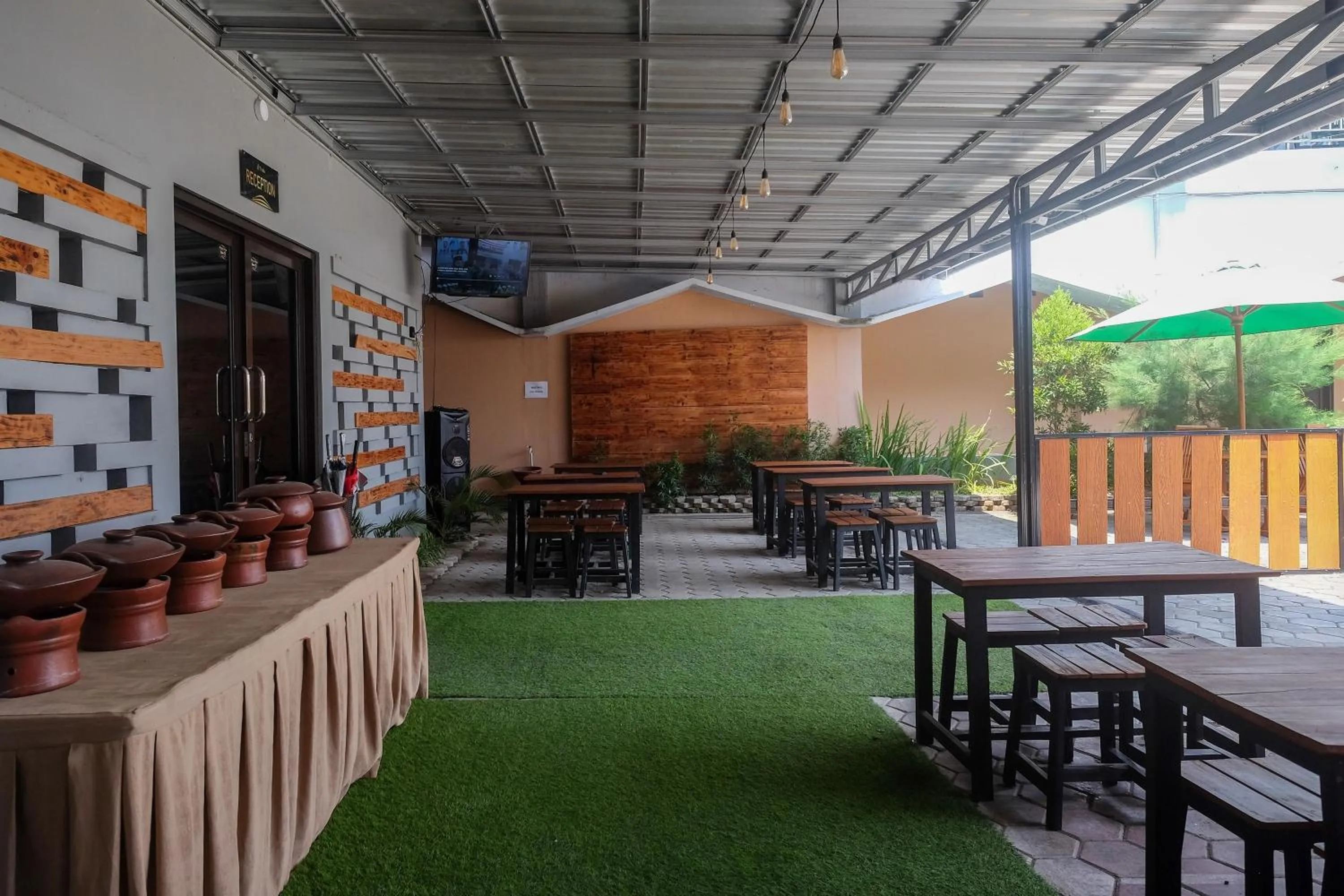 Restaurant/places to eat in Urbanview Hotel LTefa Pemalang