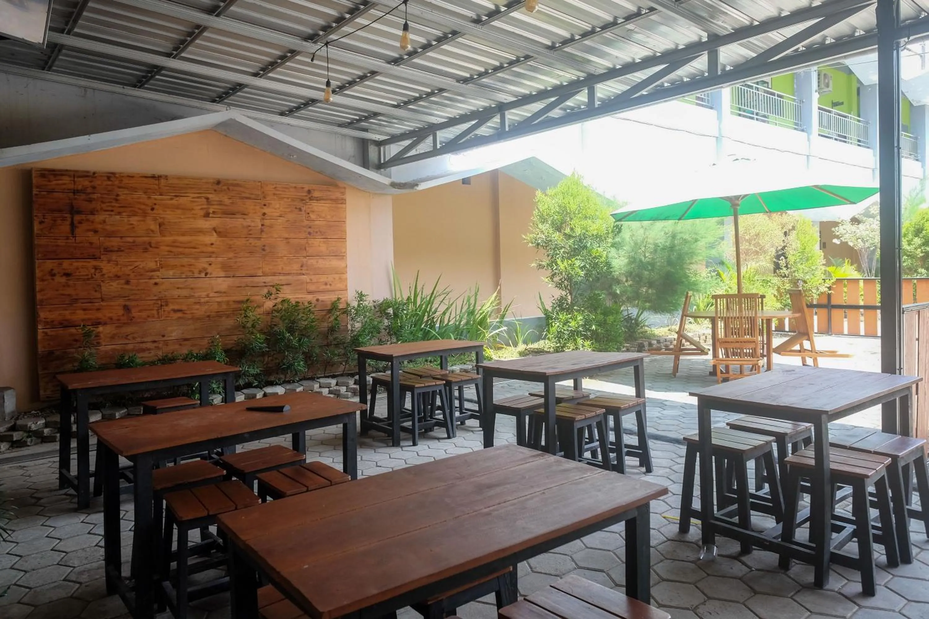 Restaurant/places to eat in Urbanview Hotel LTefa Pemalang