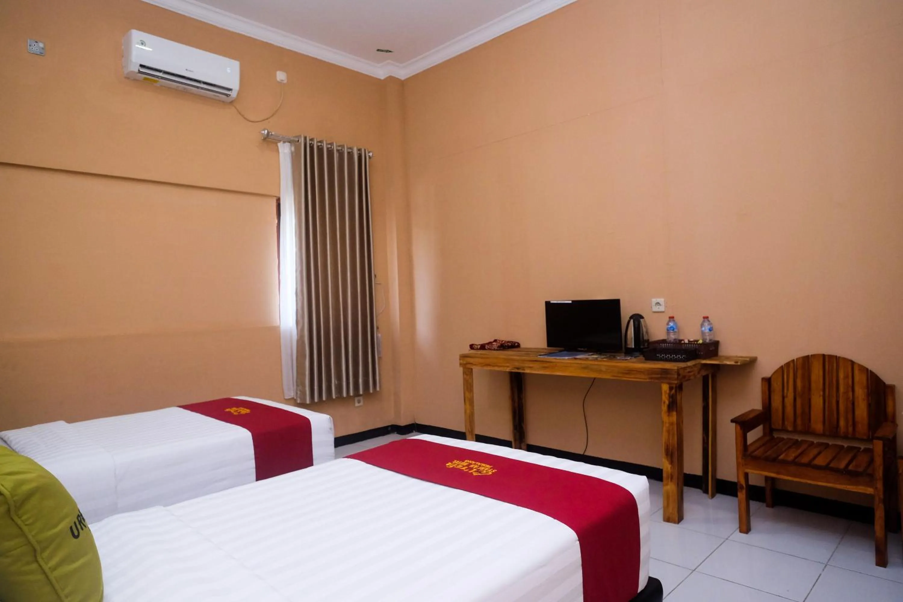 Bed in Urbanview Hotel LTefa Pemalang