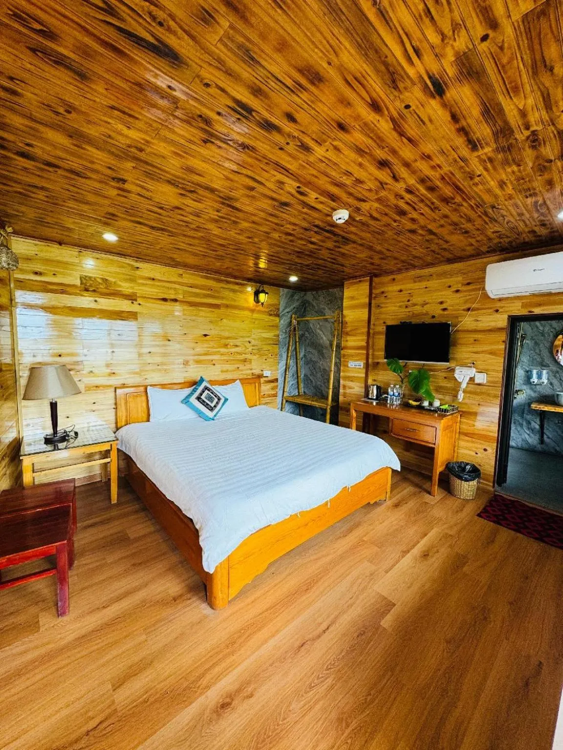 Bedroom, Bed in Muong Hoa River View Hotel