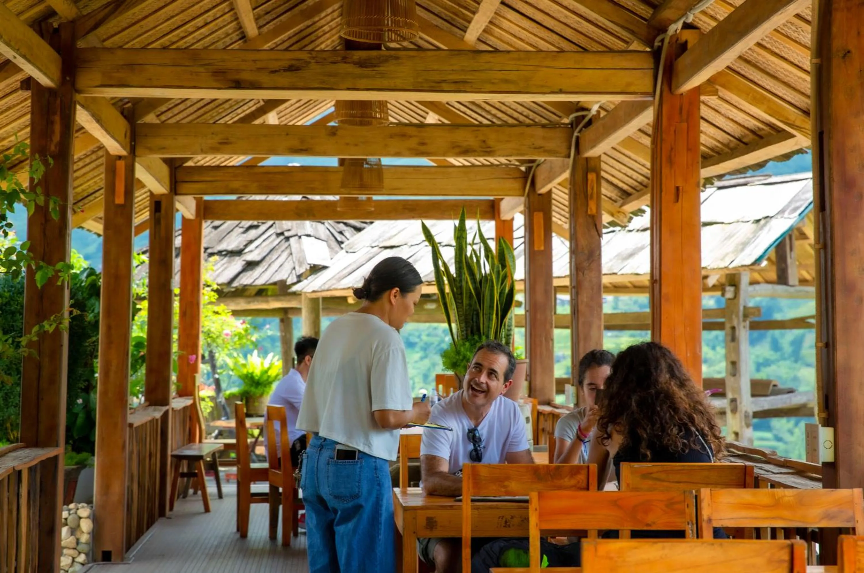 Restaurant/places to eat in Muong Hoa River View Hotel