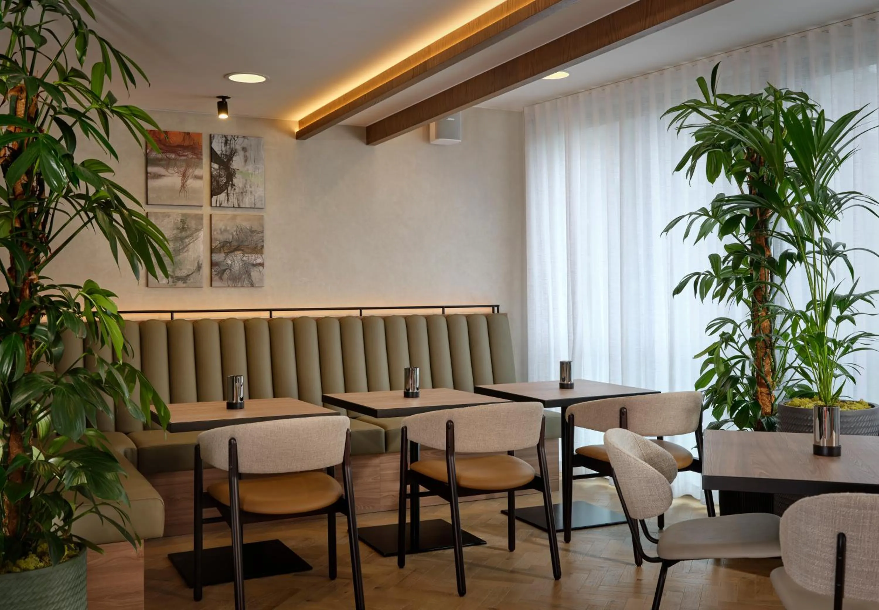 Restaurant/places to eat in The Reach at Piccadilly, Manchester, a Tribute Portfolio Hotel