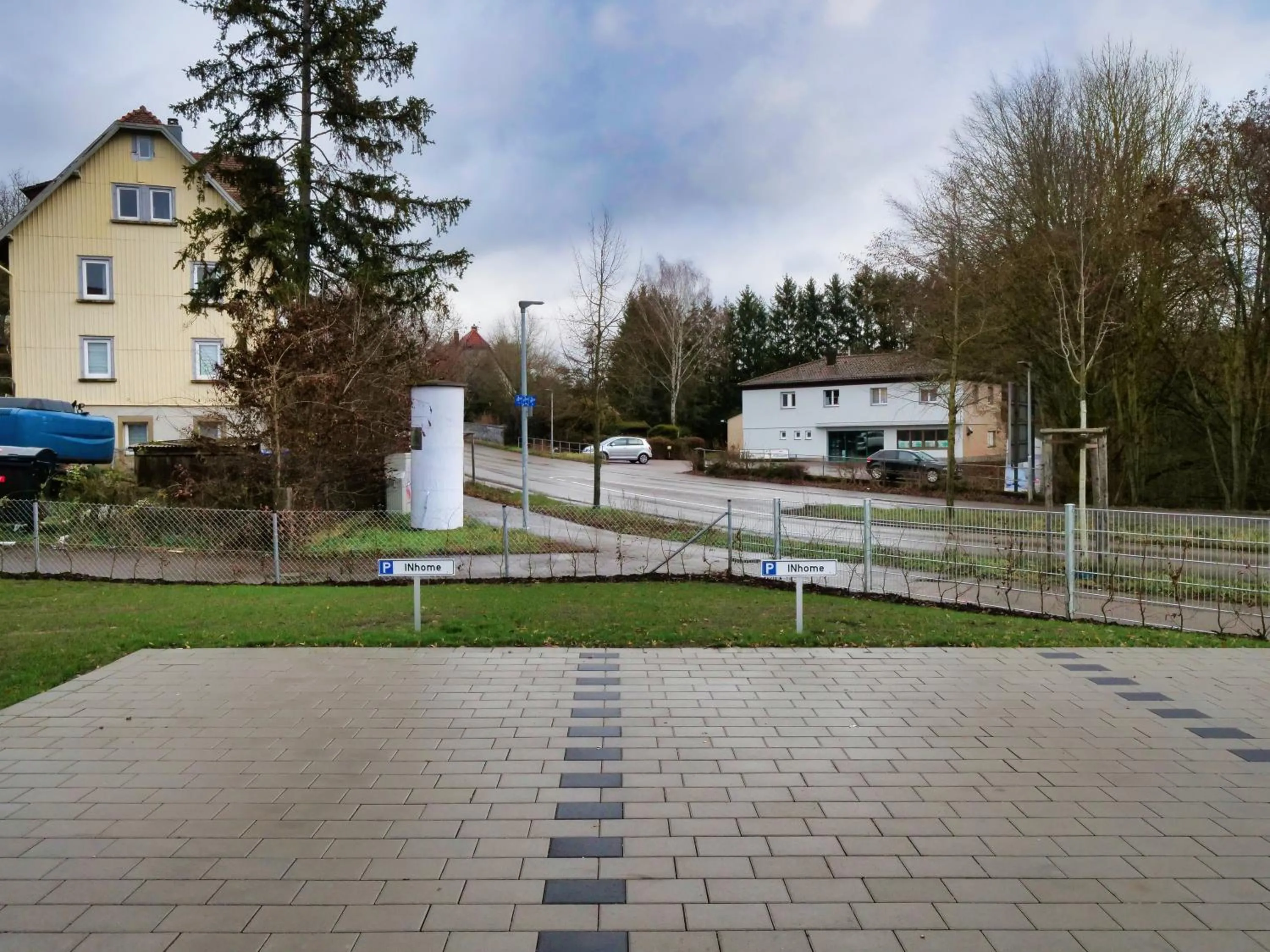 Parking in INhome Studio Apartment - Küche - Parken - TV