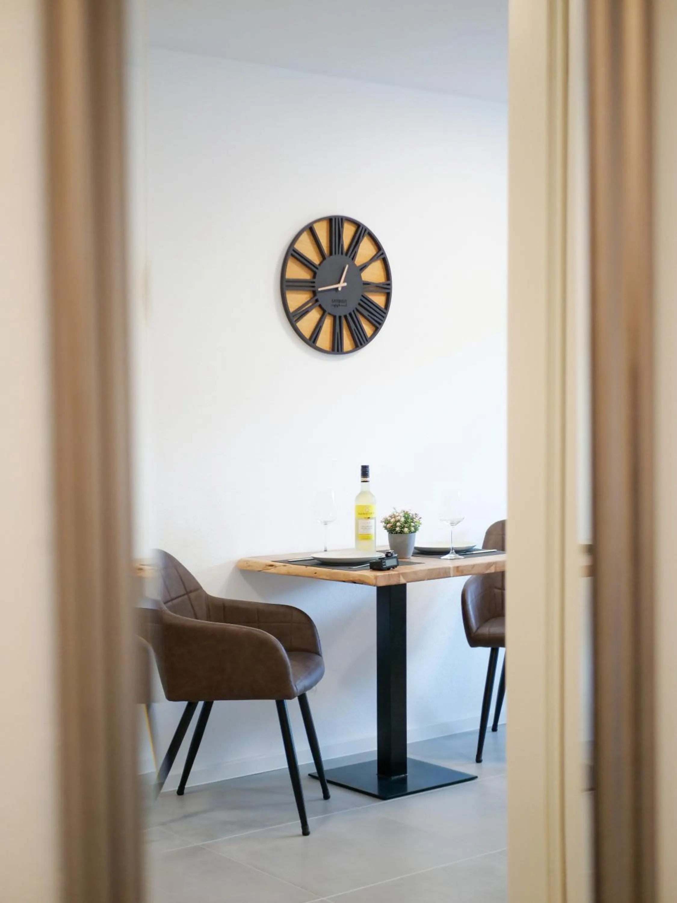 Dining area in INhome Studio Apartment - Küche - Parken - TV