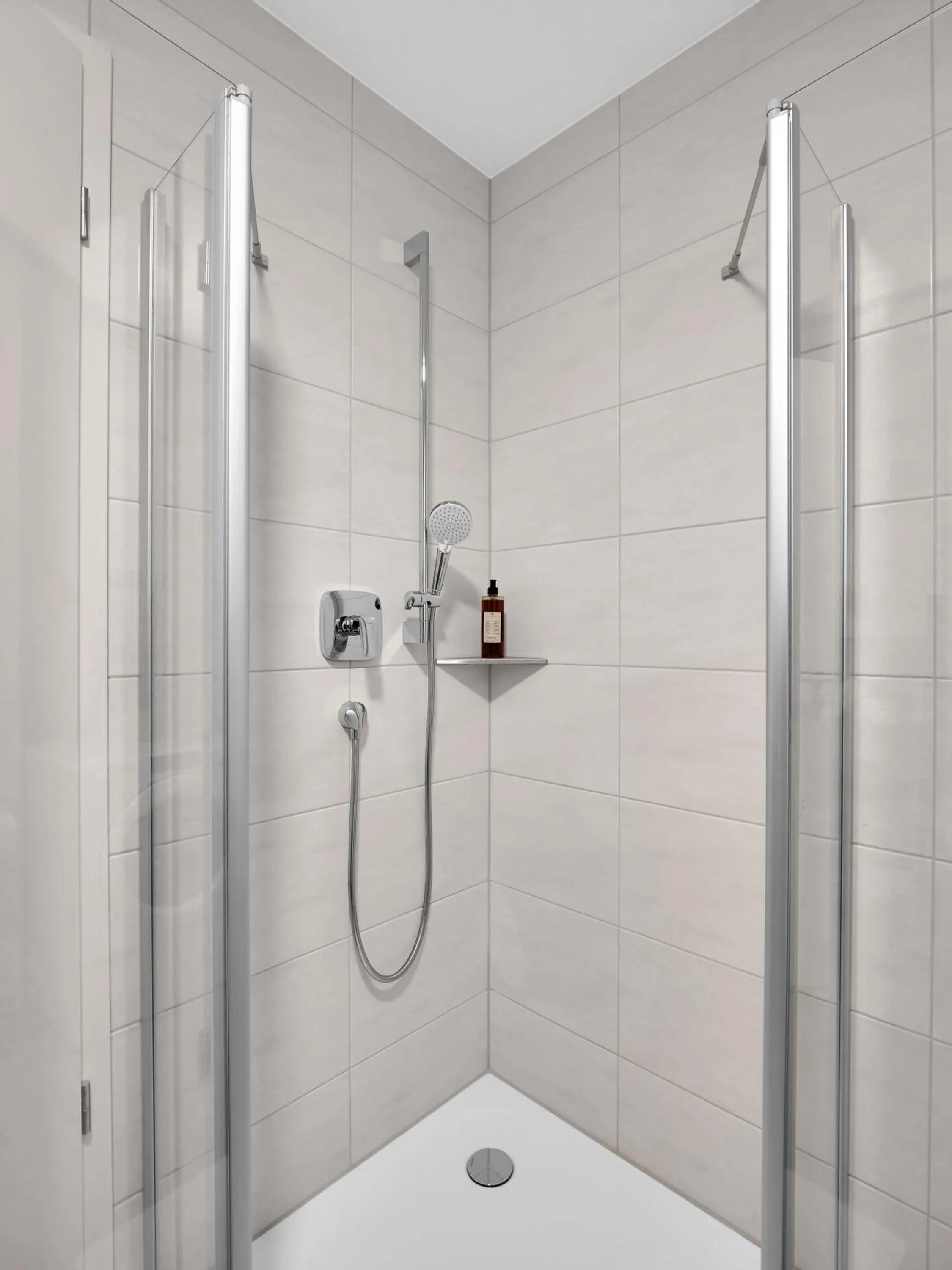 Shower in INhome Studio Apartment - Küche - Parken - TV
