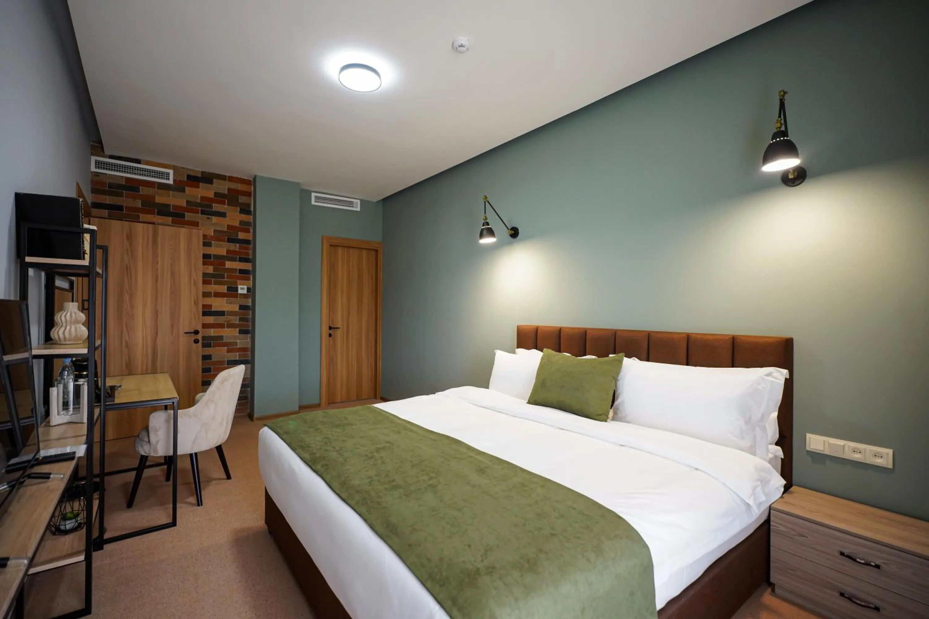 Communal lounge/ TV room, Bed in Felinger Concept Hotel